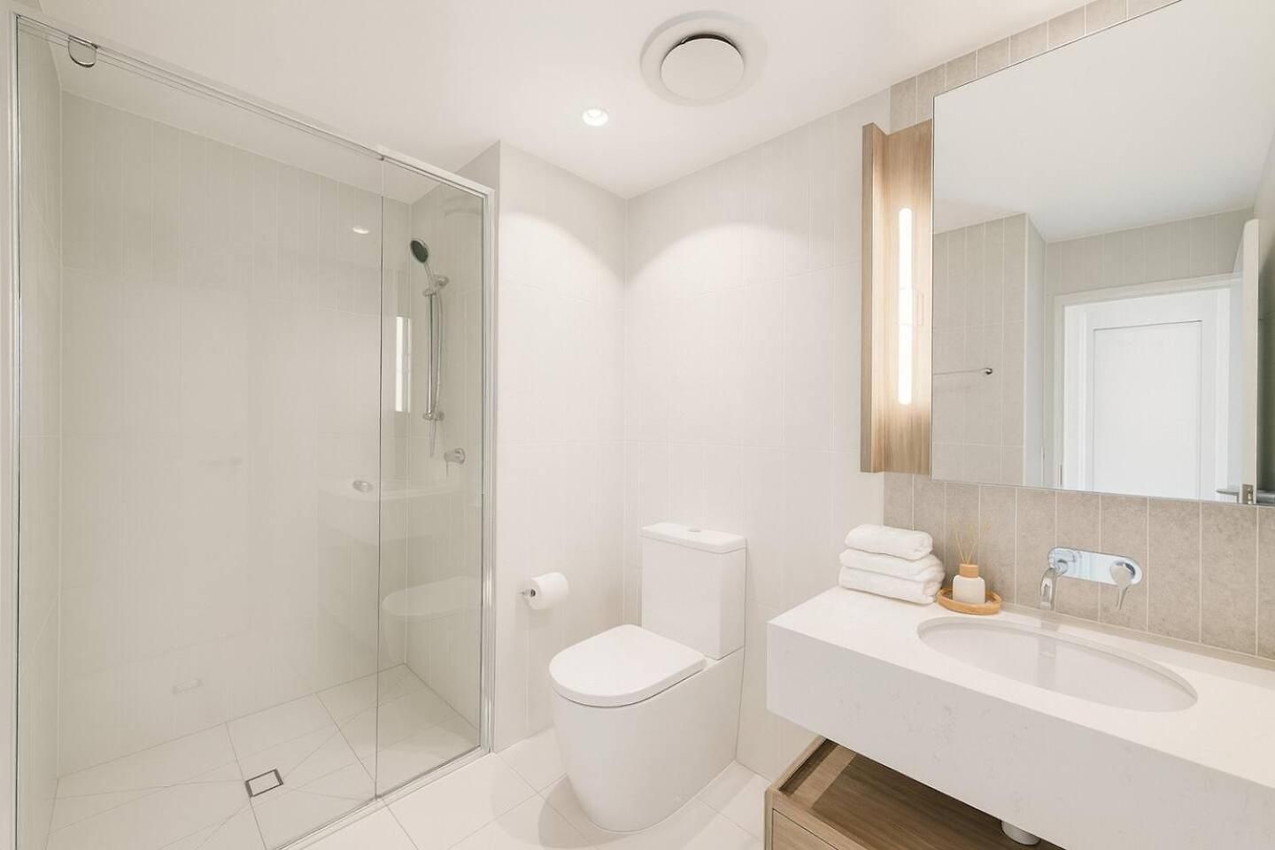 Bright & Calm Haven Lv 17 - W/ Sky & Balcony Views - Apartment *