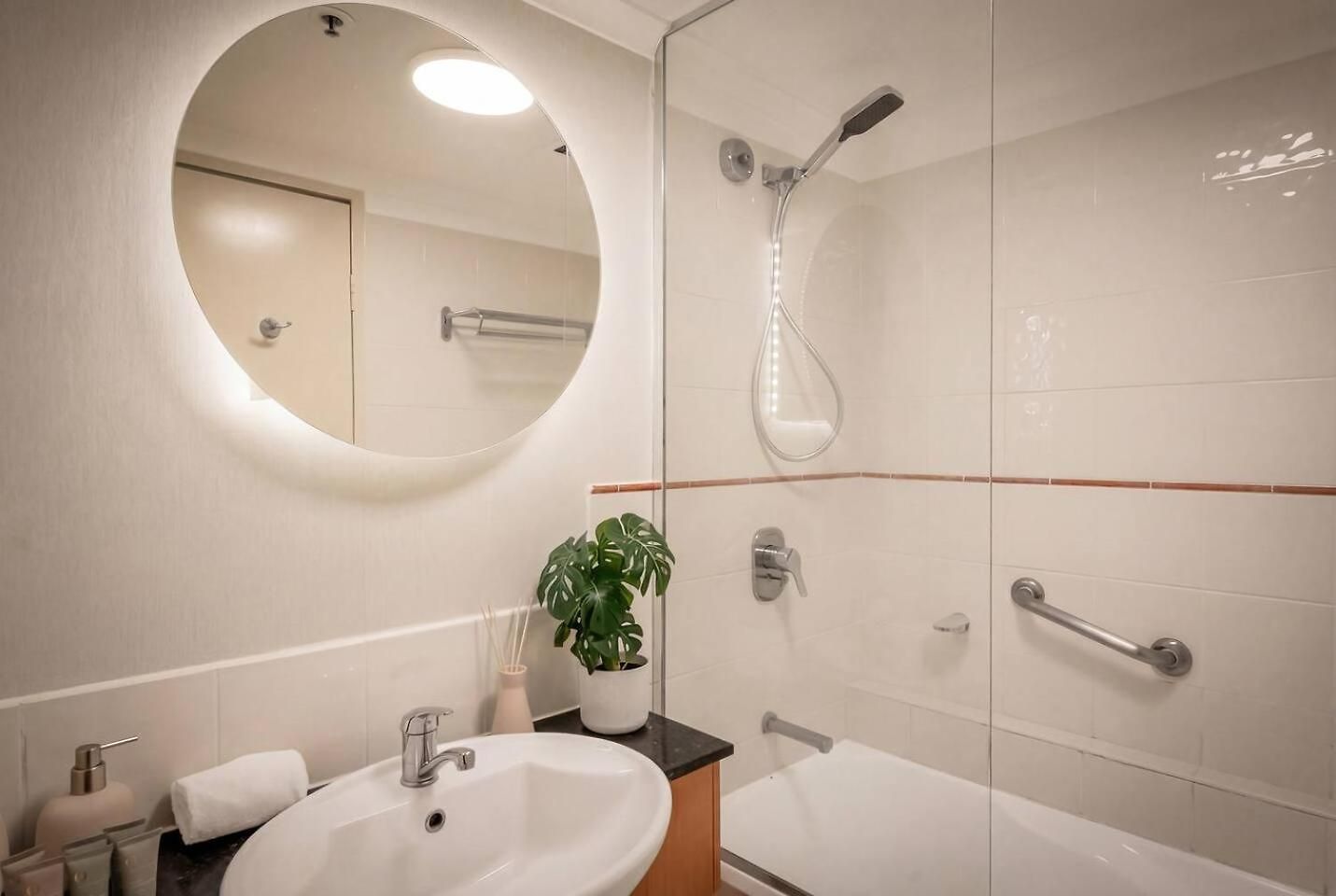 Modern Cbd W/ Balcony Views | Pool & Gym Brisbane
