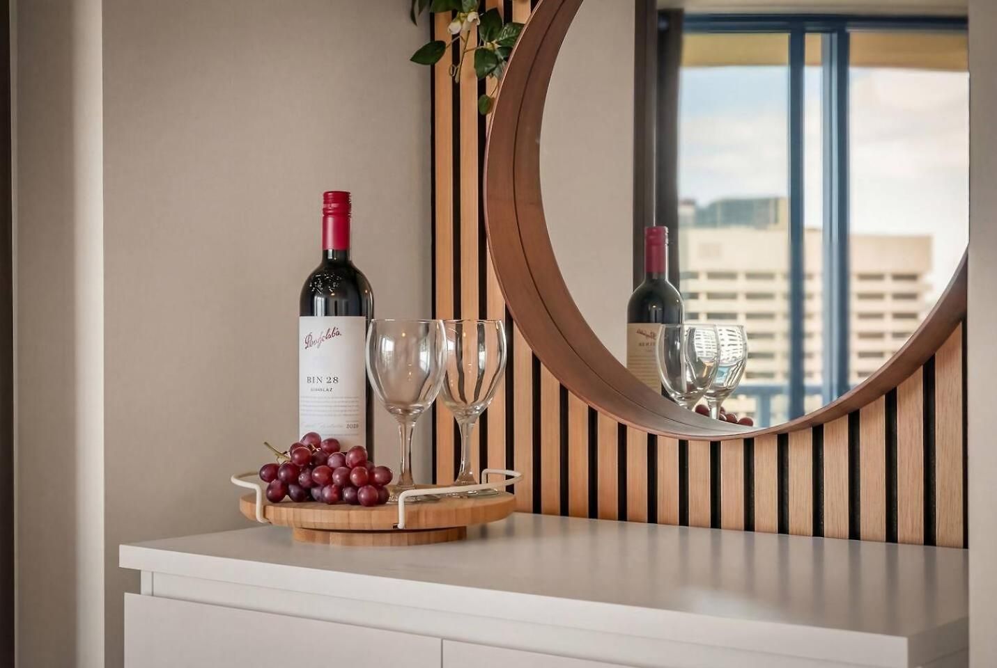 Apartment Modern Cbd W/ Balcony Views | Pool & Gym *