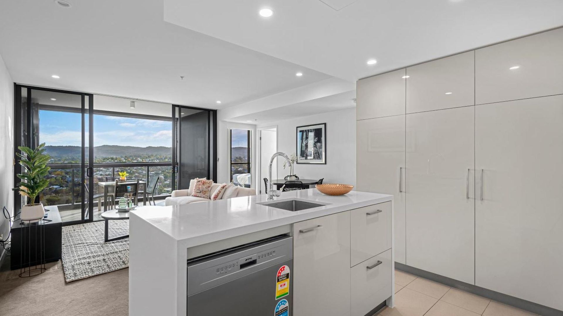 Spacious 3br Near Stadium W Views, Pool And Car Park * Brisbane