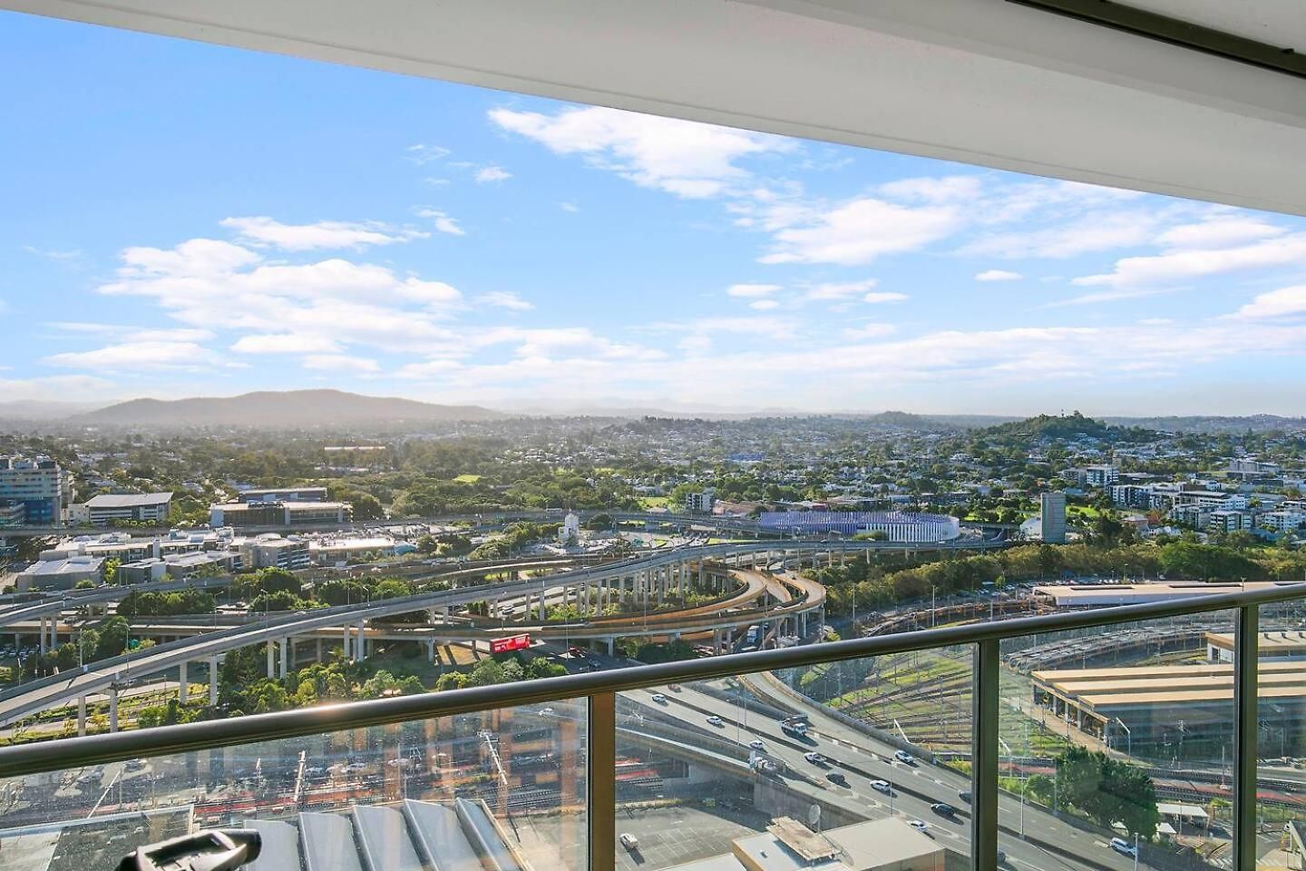 Windward - Inner-city Skyline With Pool Access *