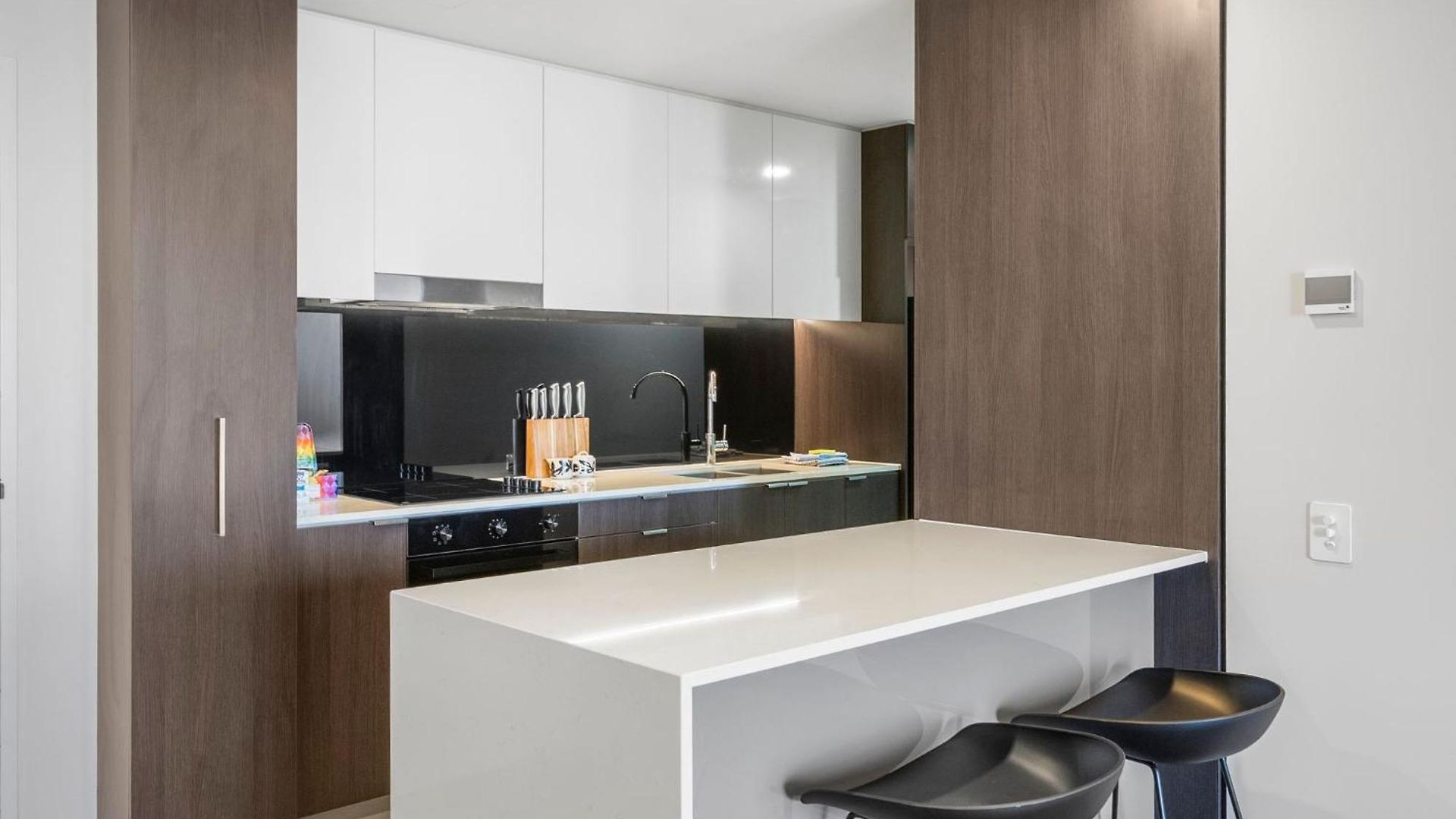 Apartment Luxury Sky-high Cbd With Pool, Gym, Parking