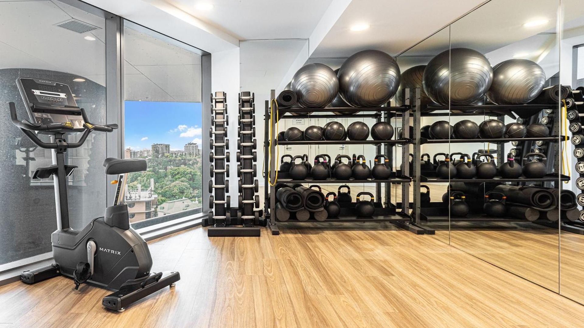 3 Bedroom Luxury In The Sky Apartment *