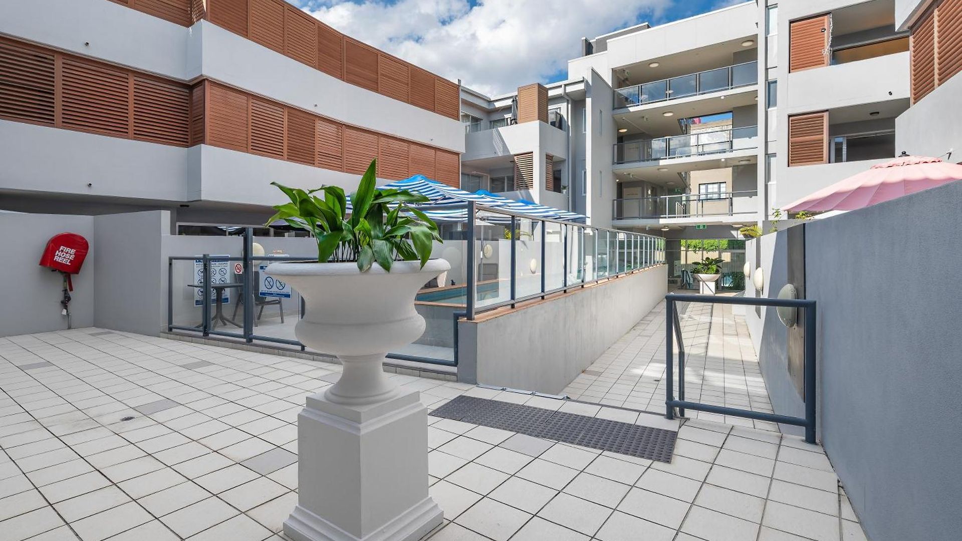 Huge Courtyard With Free Parking - Walk To Hsw, St And Valley Mall *
