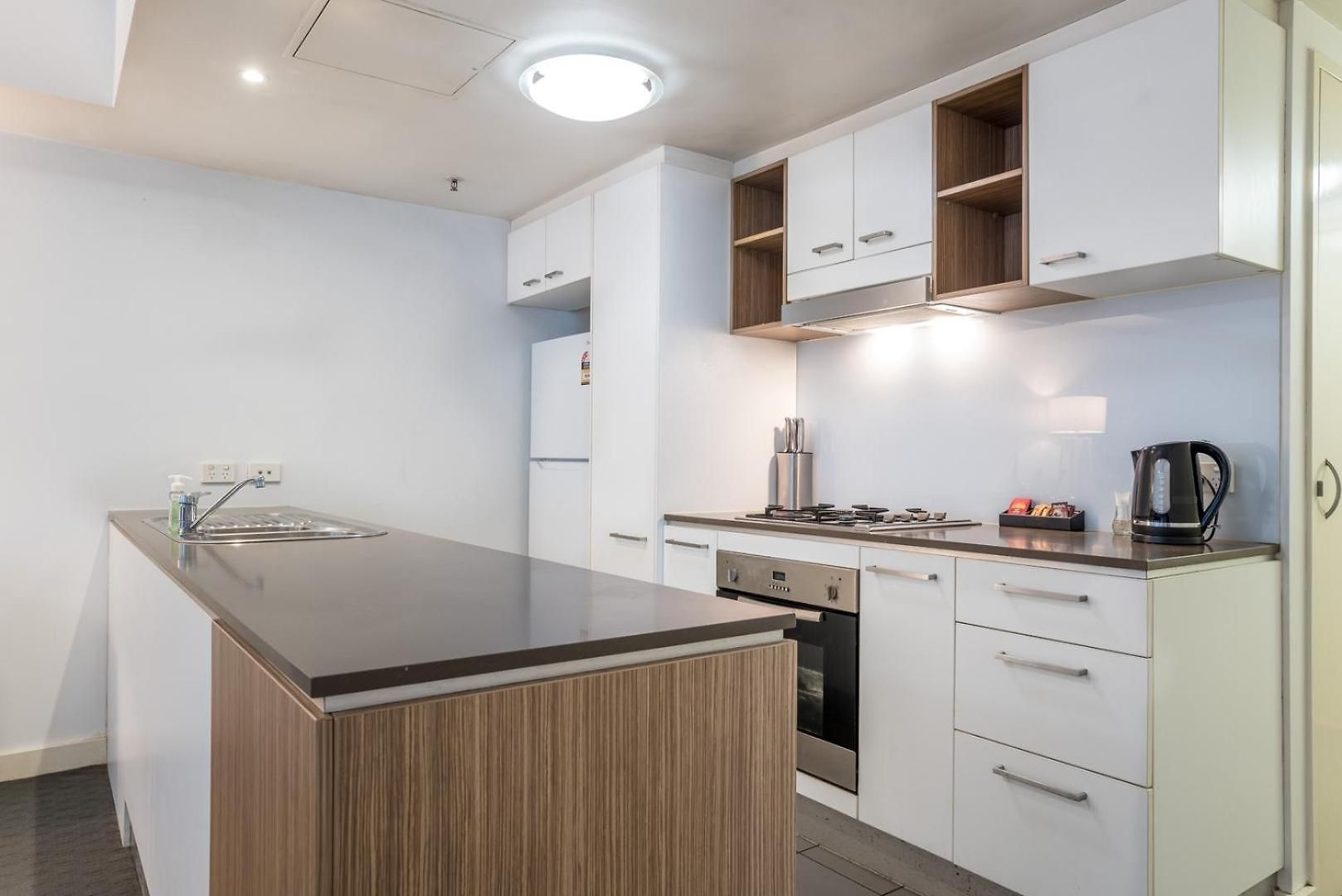 Apartment Modern 2br In Cbd | Pool | Gym | Parking Brisbane