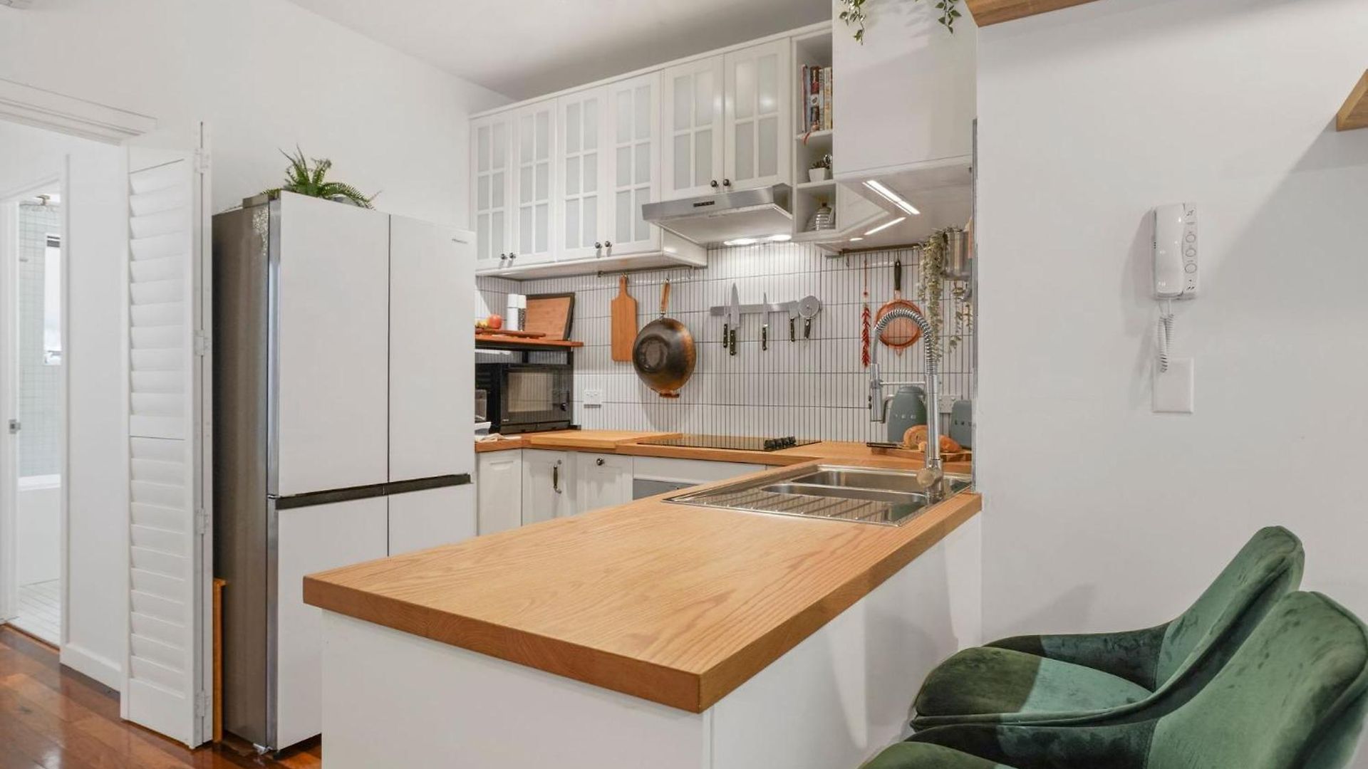 Peaceful 1-bed Near Brisbane's Heart *