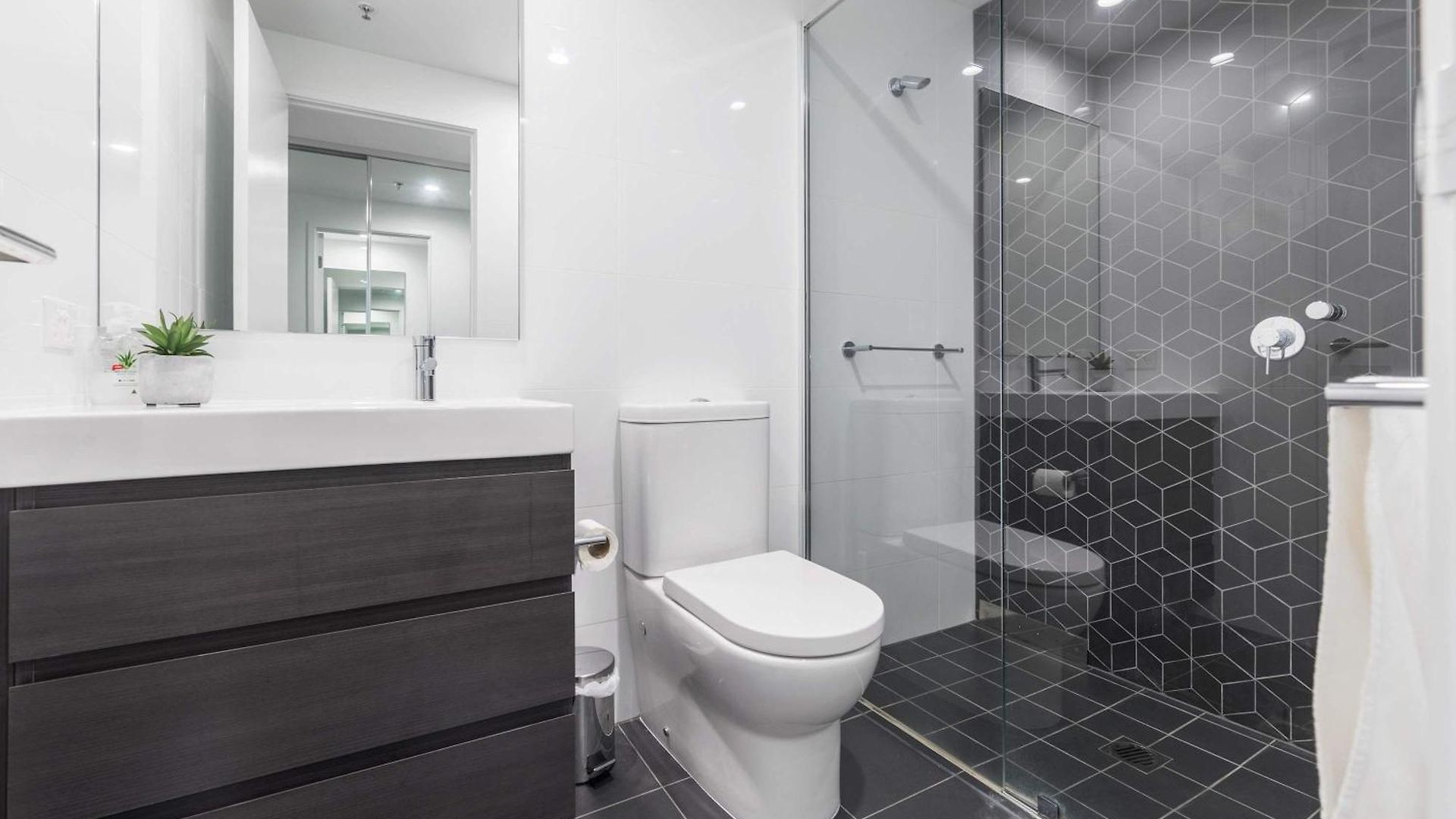 Stylish 2br With Water Views In South *
