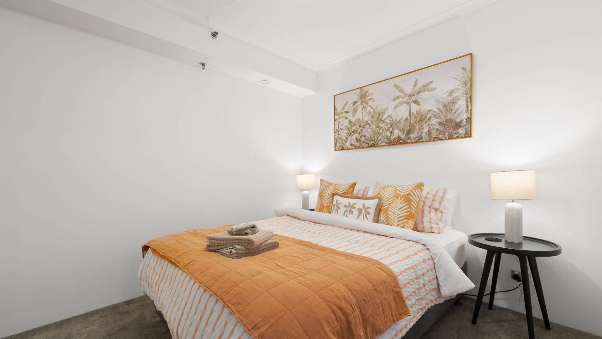 Oasis 2bed-1bath-1car-views Apartment *