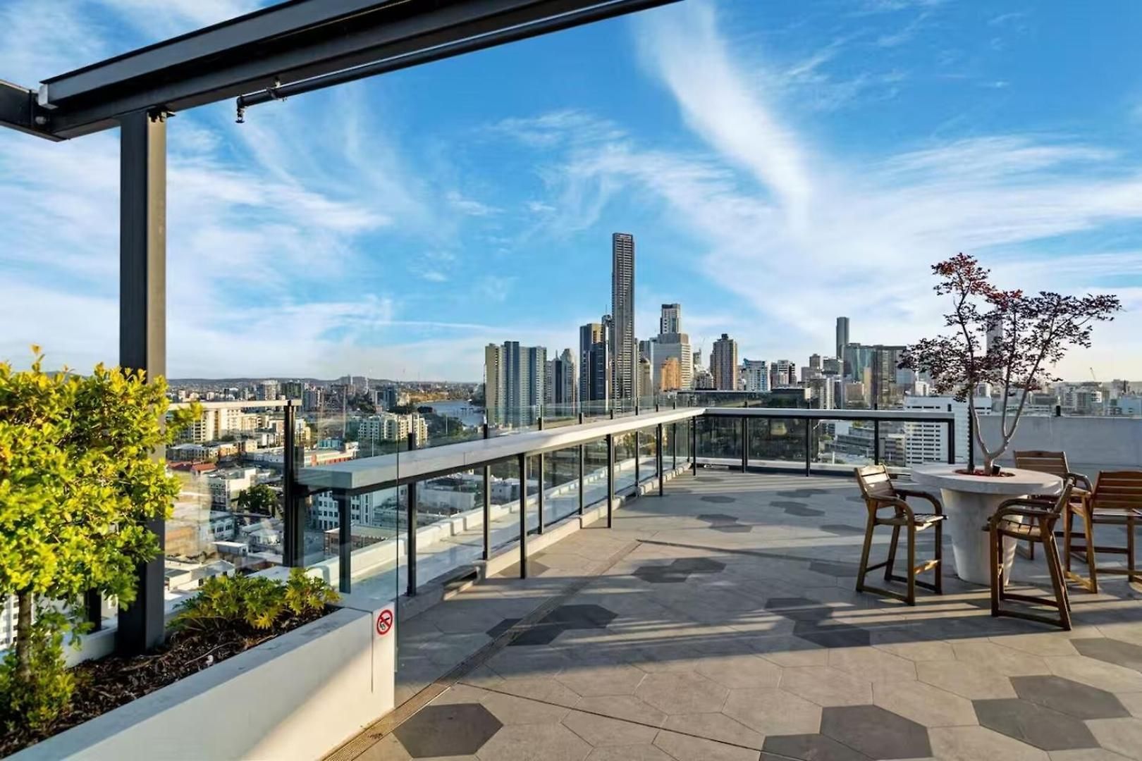 Apartment Luxury High-floor 1br Retreat With Balcony