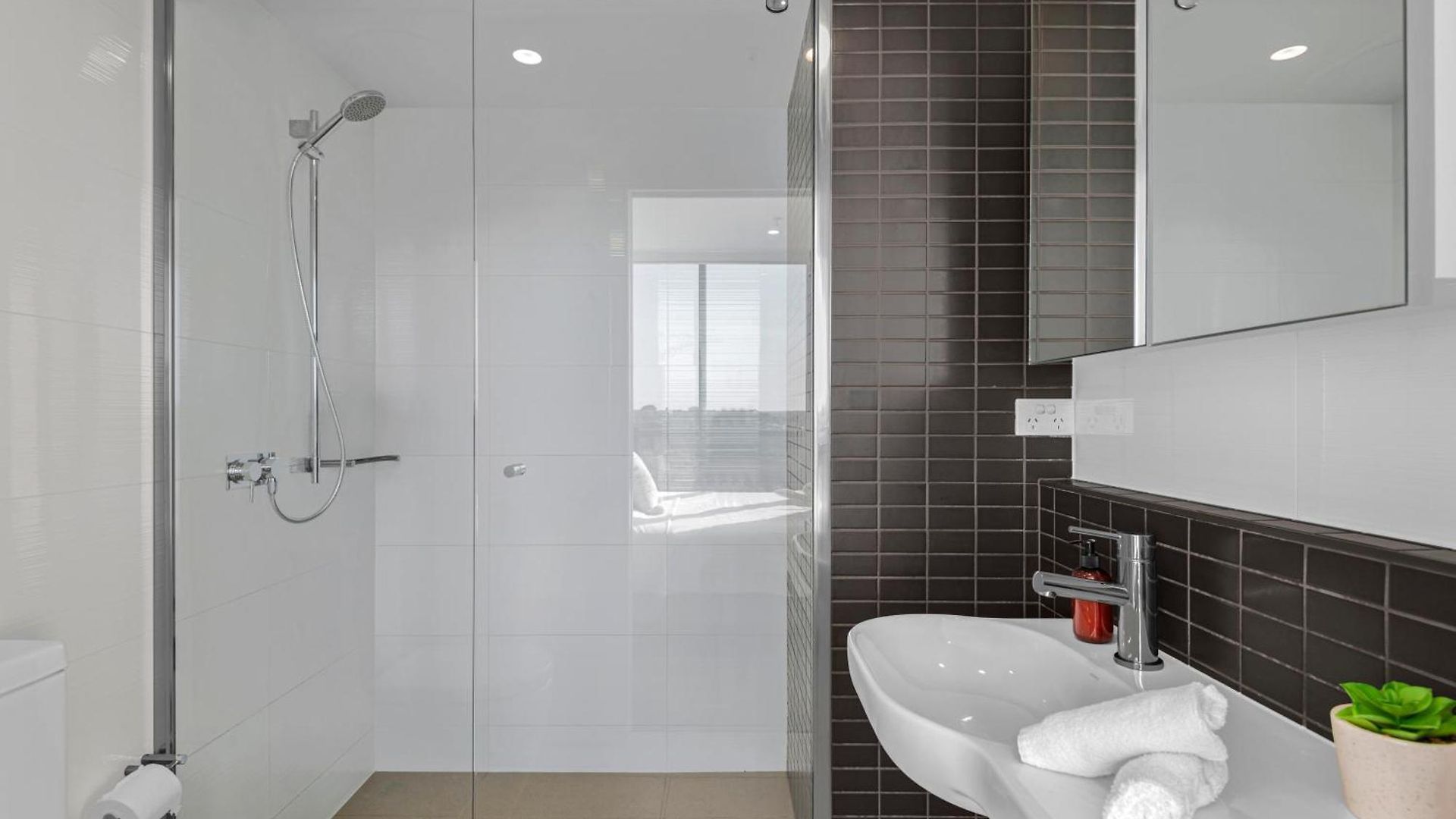Spacious 3br Near Stadium W Views, Pool And Car Park *