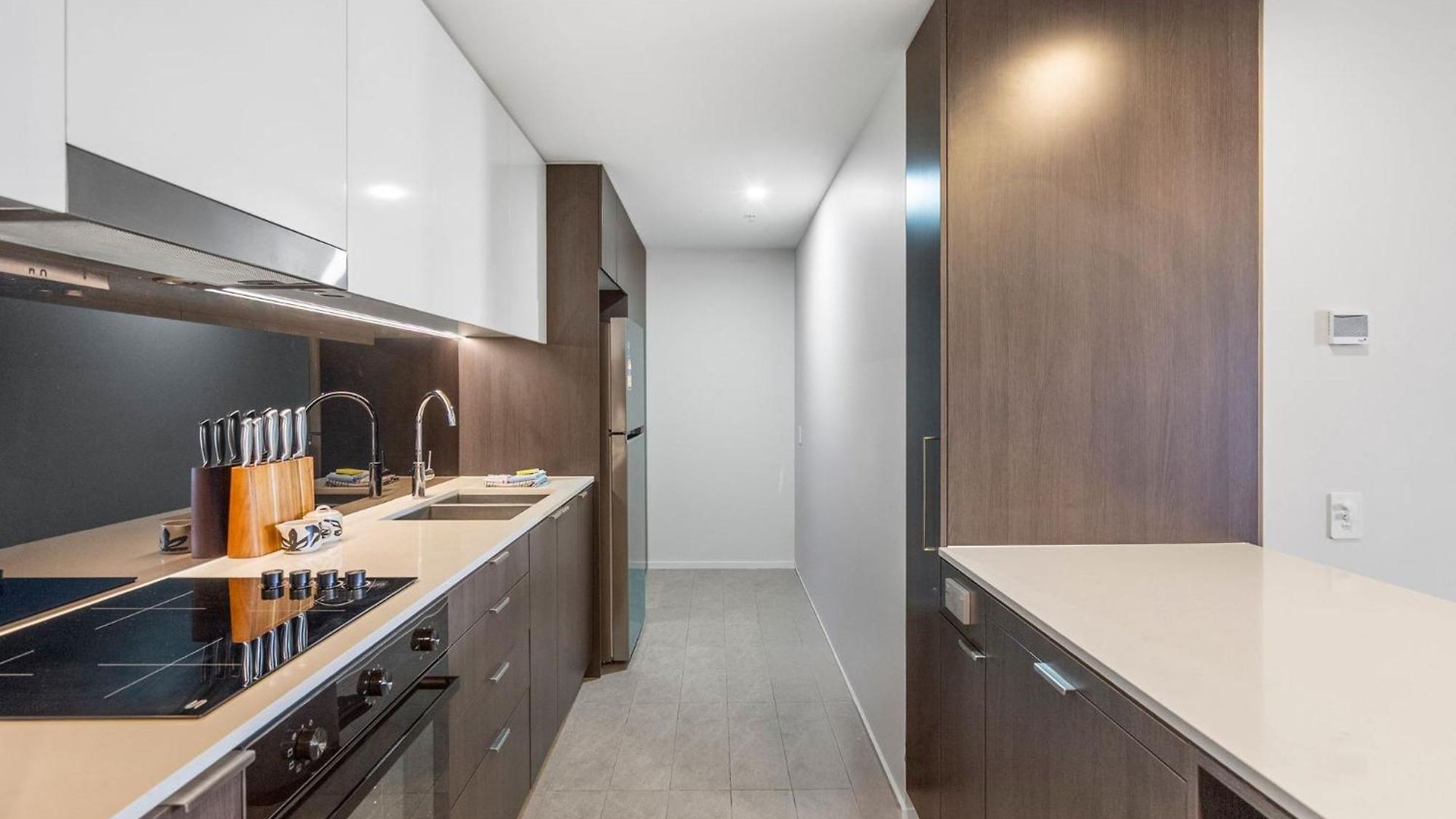 Luxury Sky-high Cbd With Pool, Gym, Parking Brisbane