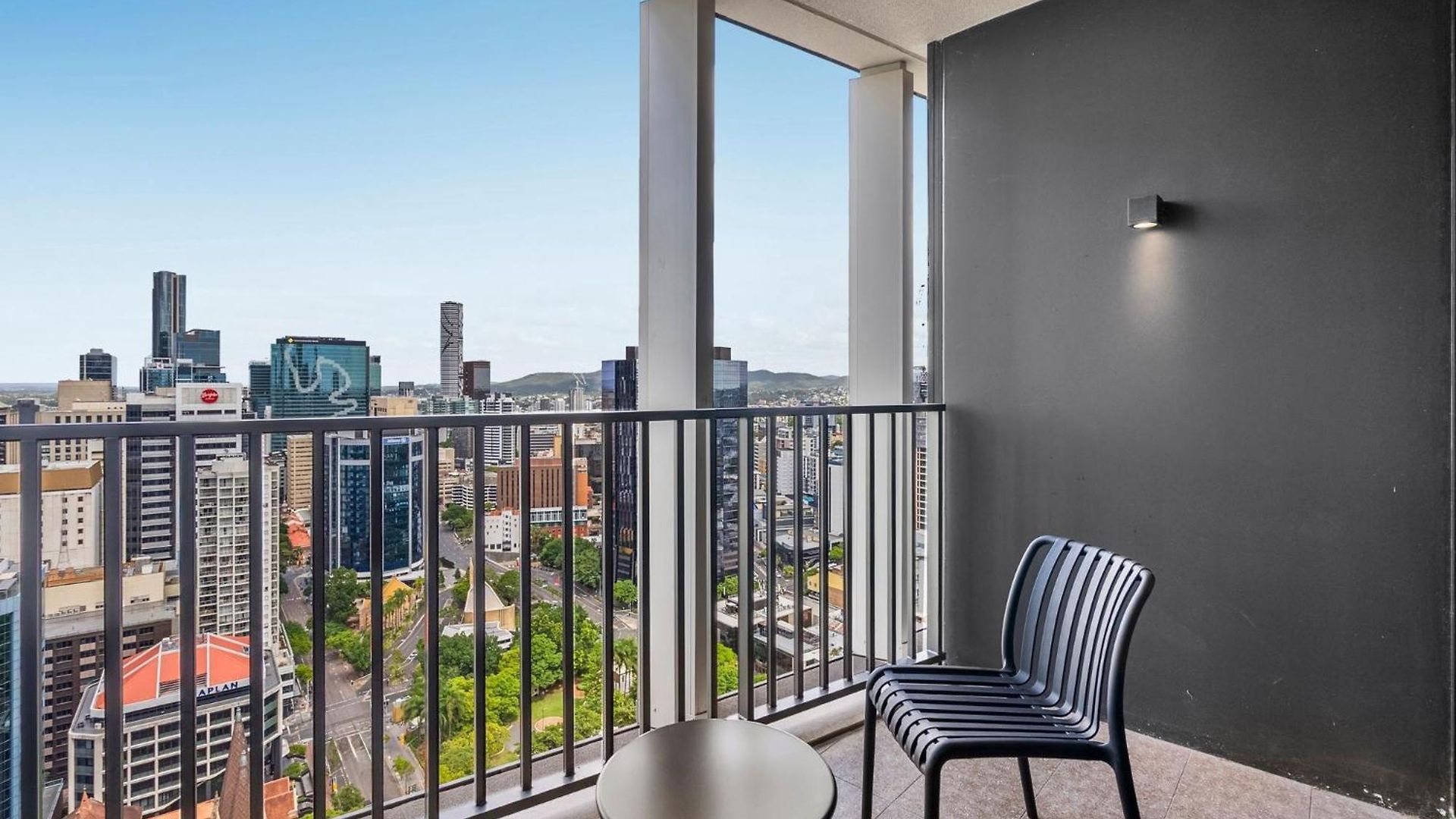 Luxury Sky-high Cbd With Pool, Gym, Parking * Brisbane