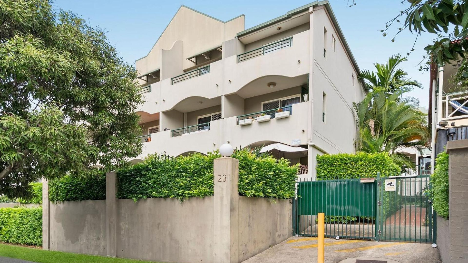 Comfortable With Pool Access Apartment Brisbane