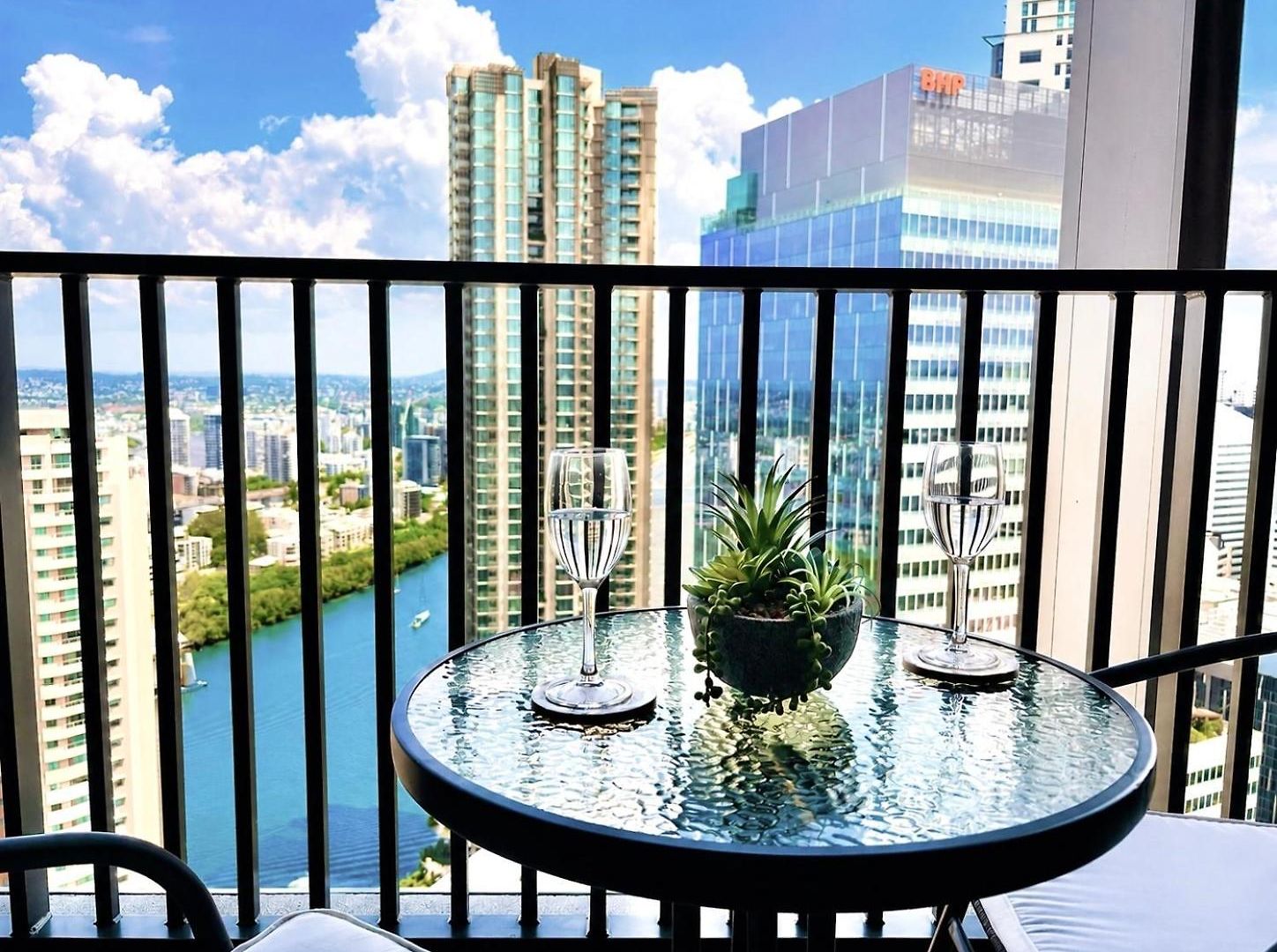 Luxury Riverside Retreat, Infinity Pool, Free Parking Brisbane