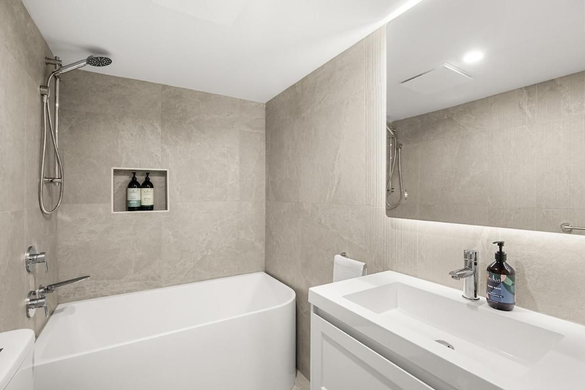 Spacious 2br Stay, Parking Pool & Balcony *