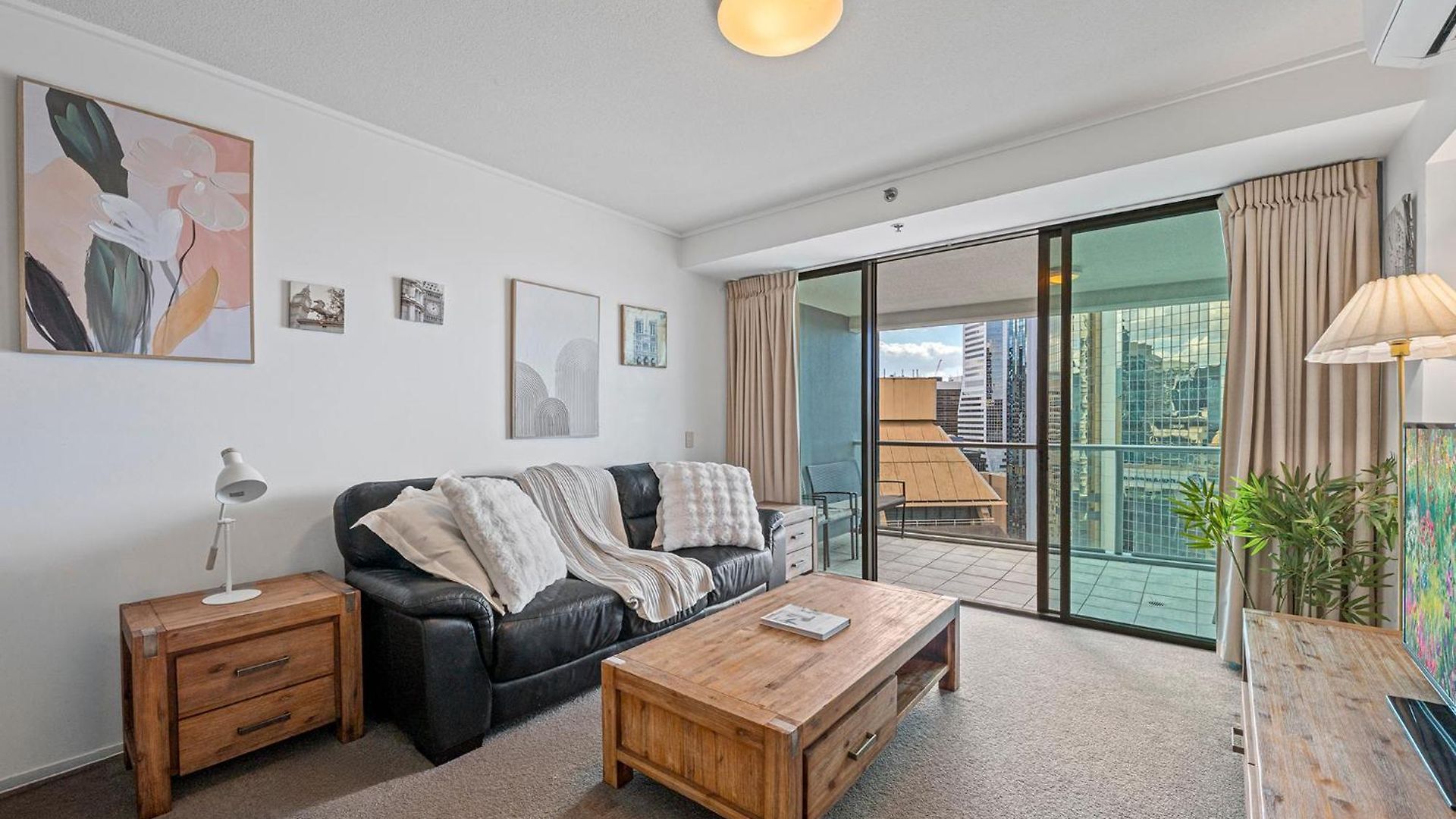 With Stunning River Views Up To 6 Guests And 2 Parking Brisbane