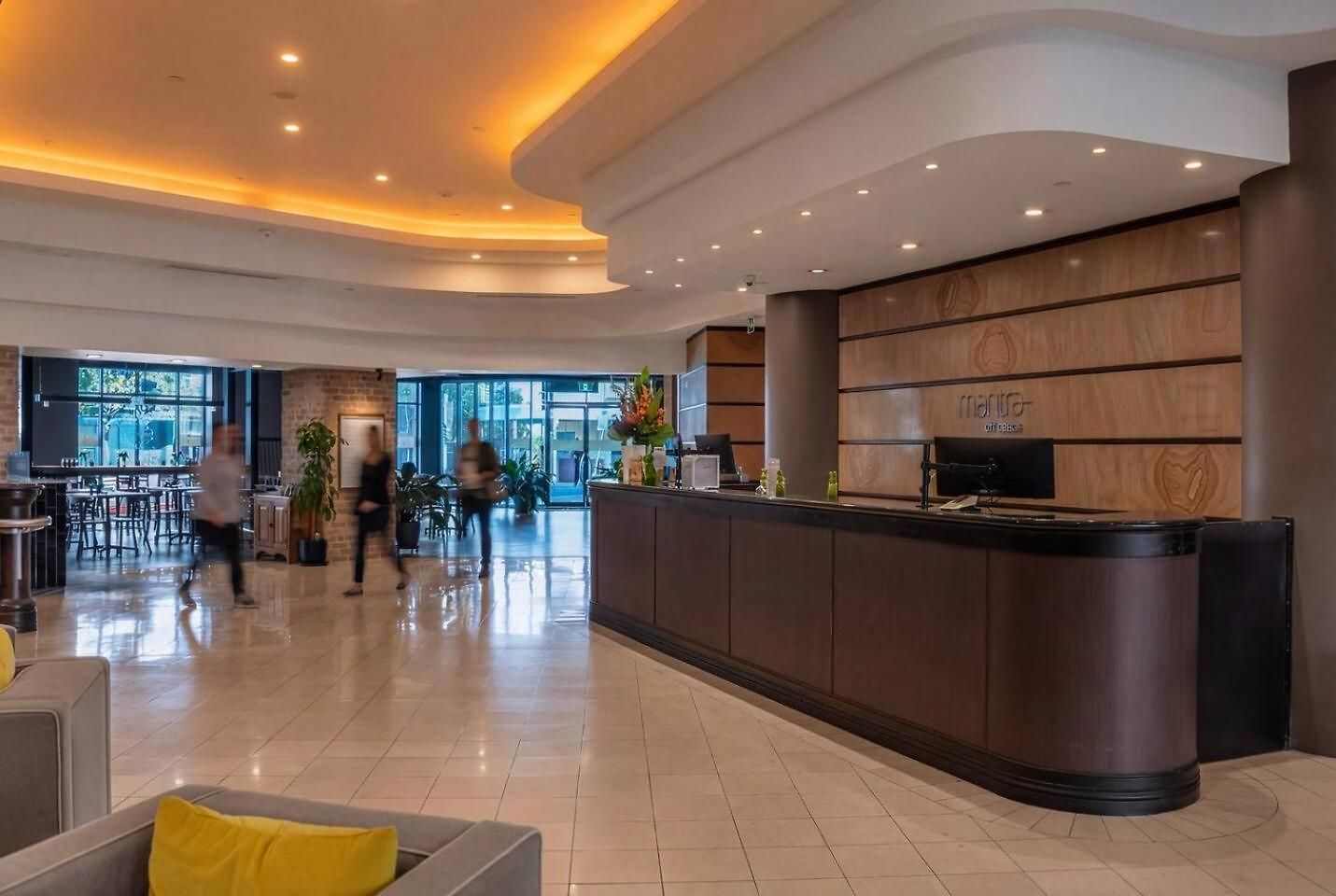Apartment Modern Cbd W/ Balcony Views | Pool & Gym *