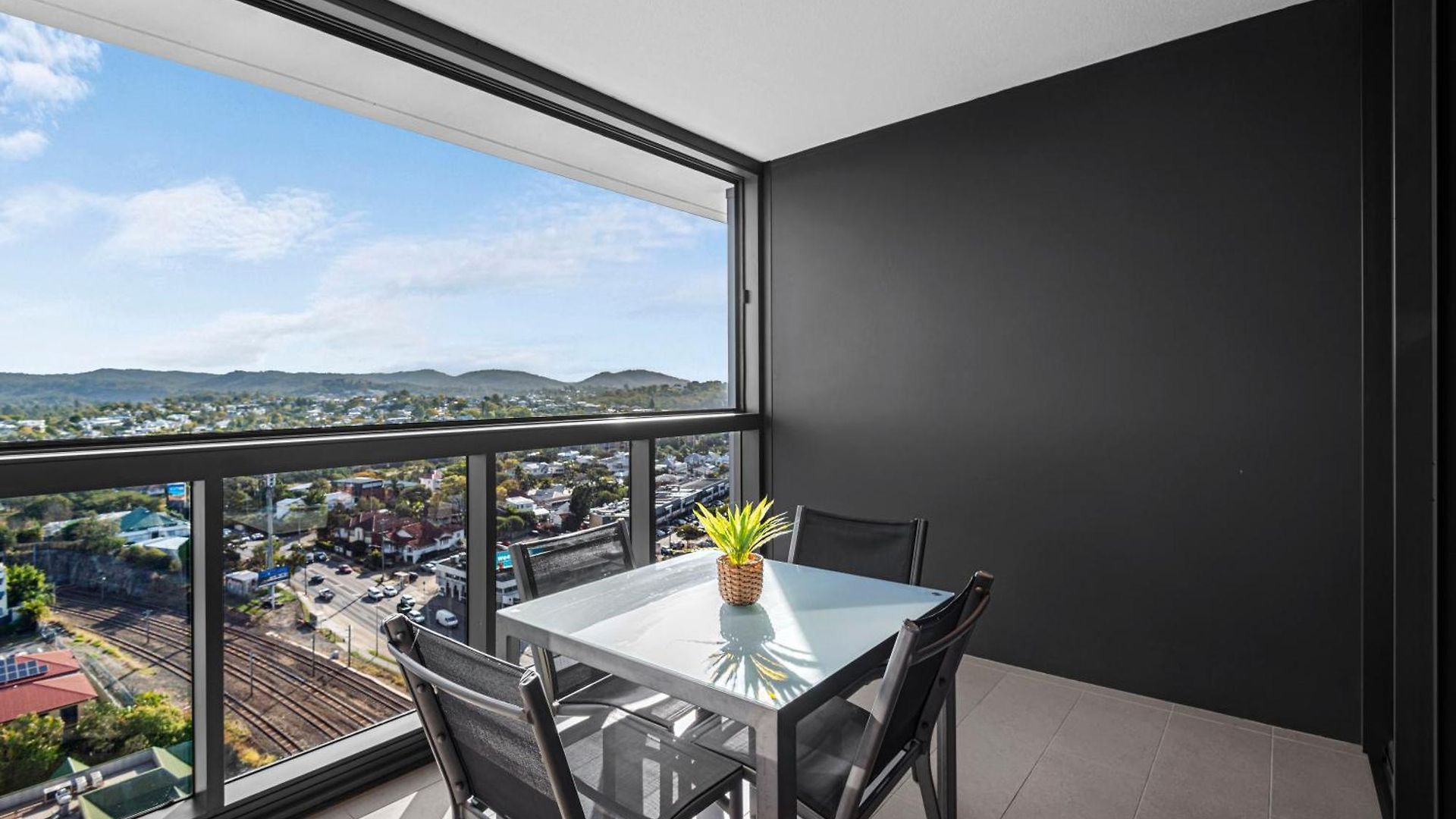 Spacious 3br Near Stadium W Views, Pool And Car Park *