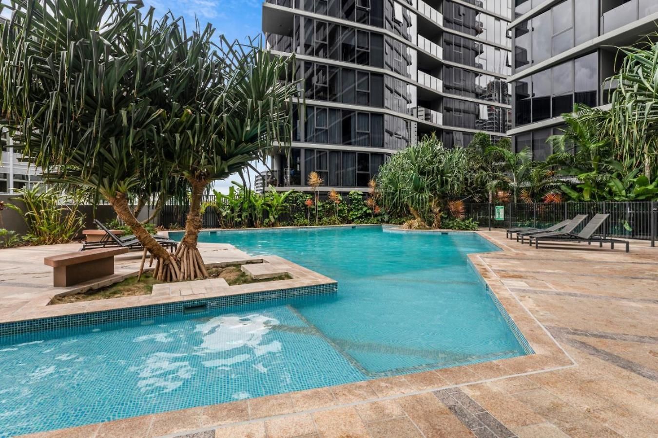 Designer 2 Bedroom In South Apartment *