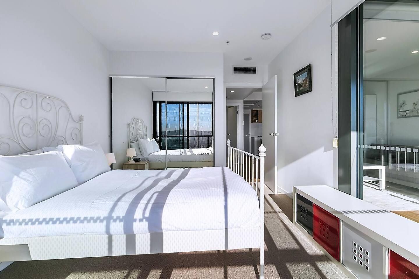 Windward - Inner-city Skyline With Pool Access