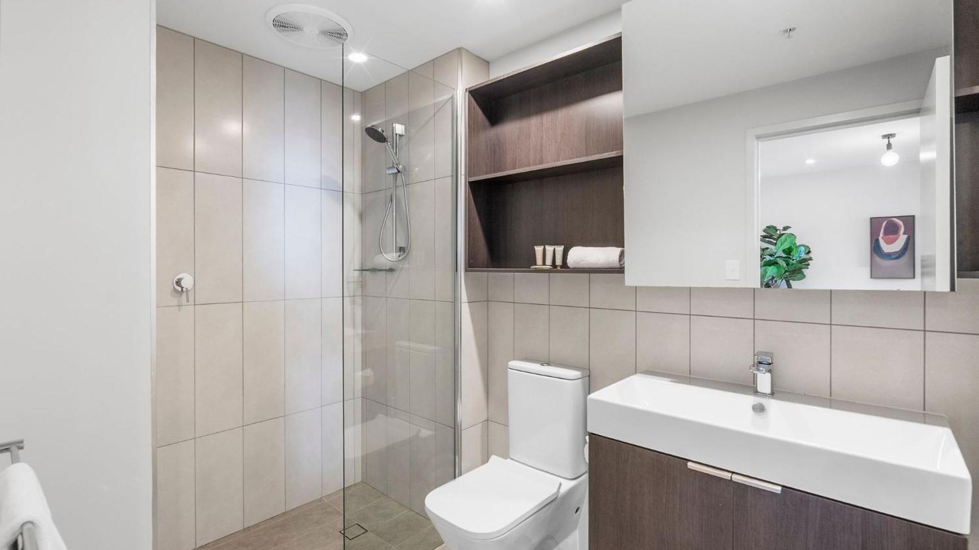 Luxury Sky-high Cbd With Pool, Gym, Parking Brisbane
