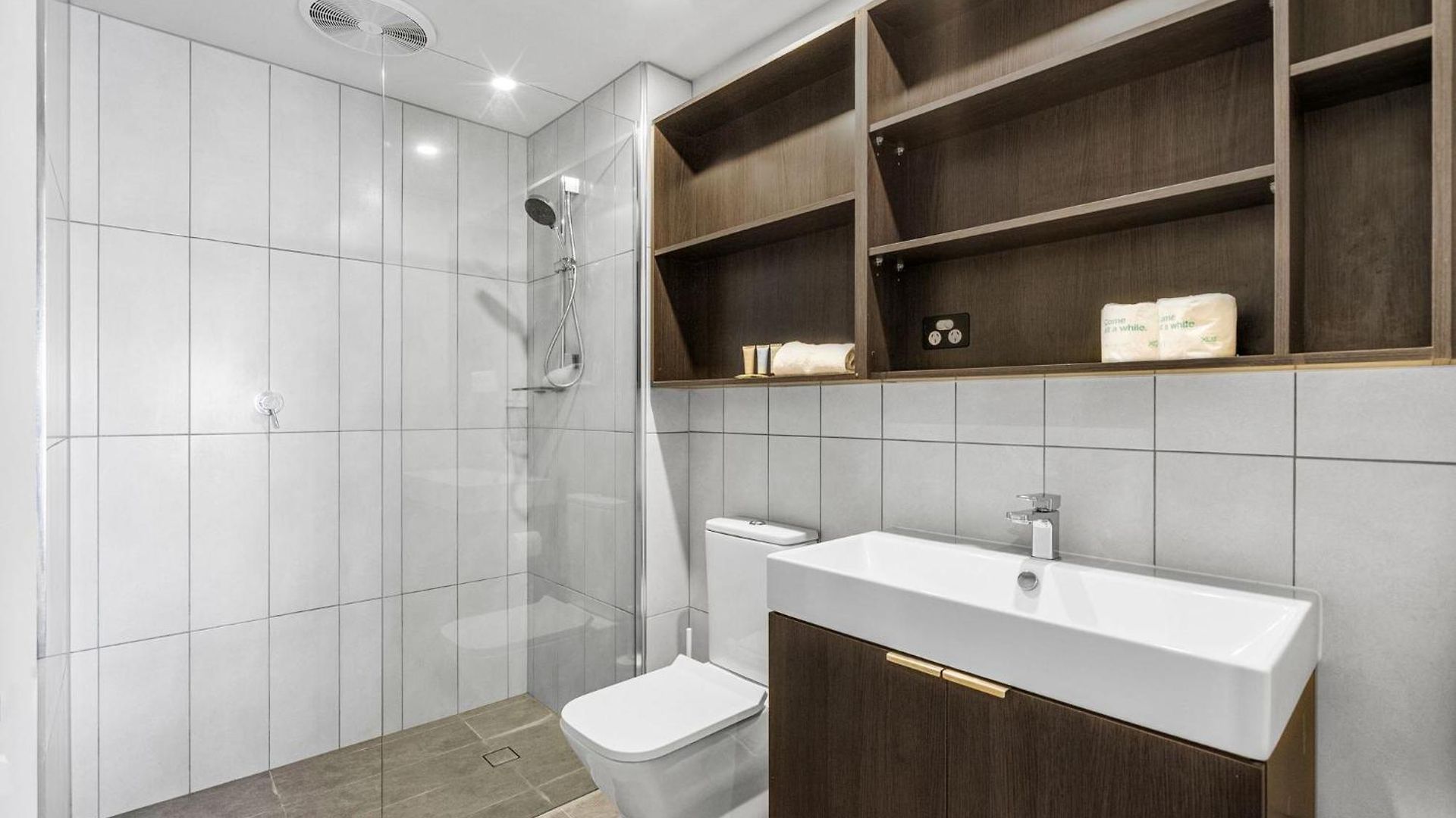 Apartment Luxury Sky-high Cbd With Pool, Gym, Parking *