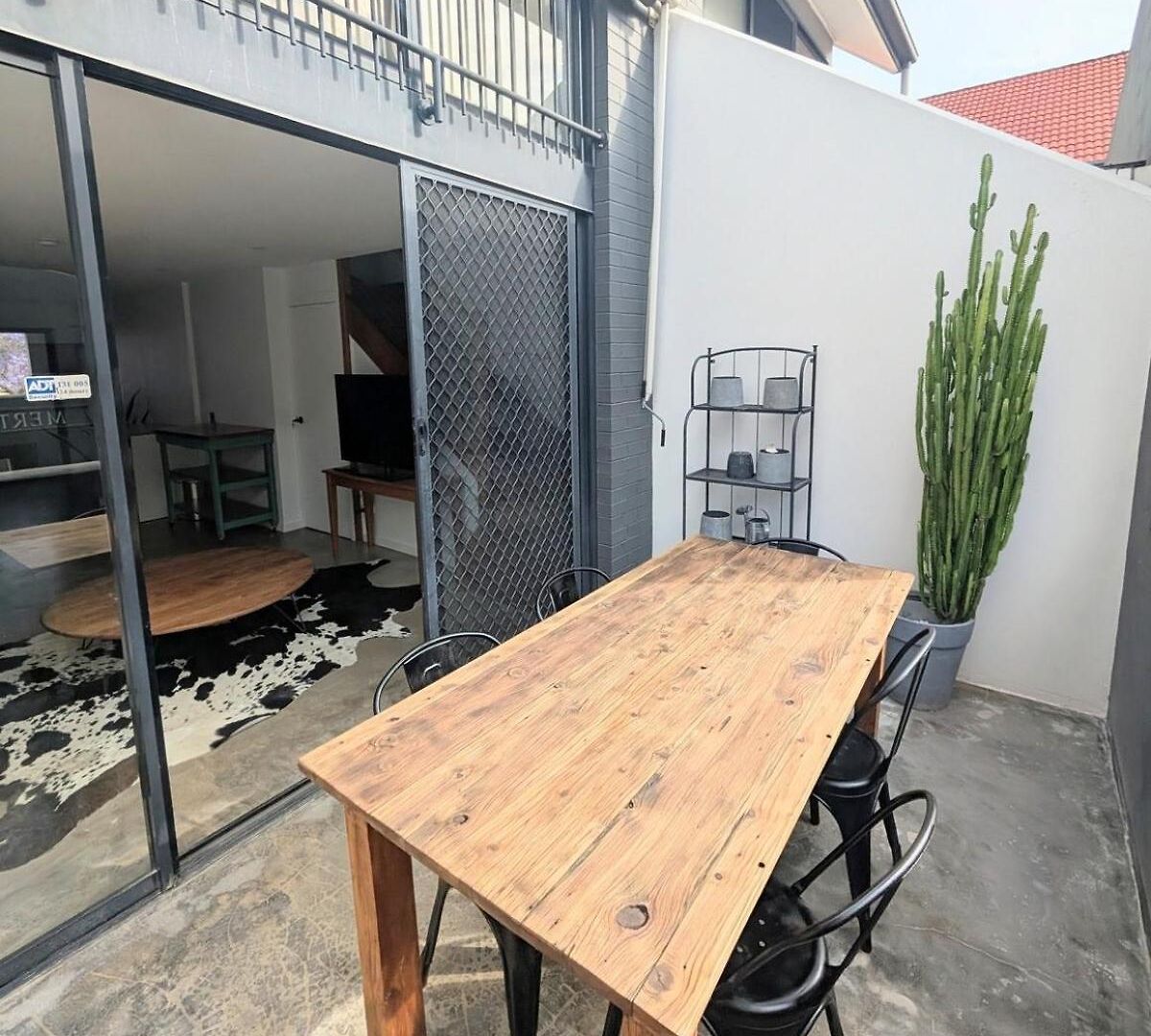 Apartment Quiet New Farm Retreat With Pool & Free Parking *