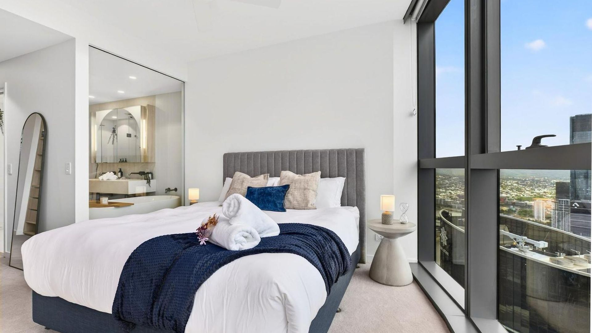 3 Bedroom Luxury In The Sky Apartment *