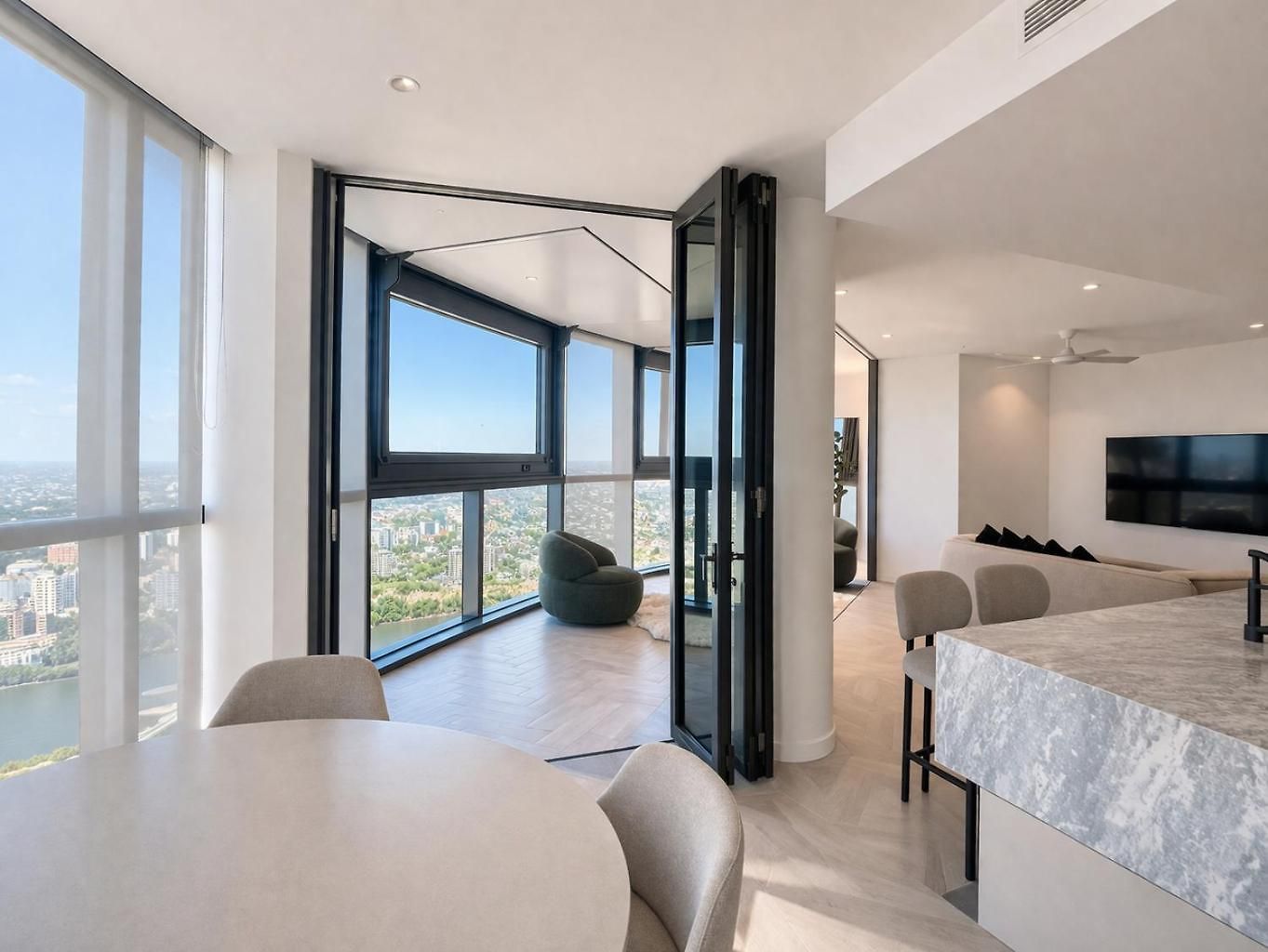 Cloud Nine | Designer Views On Level 61 Apartment *