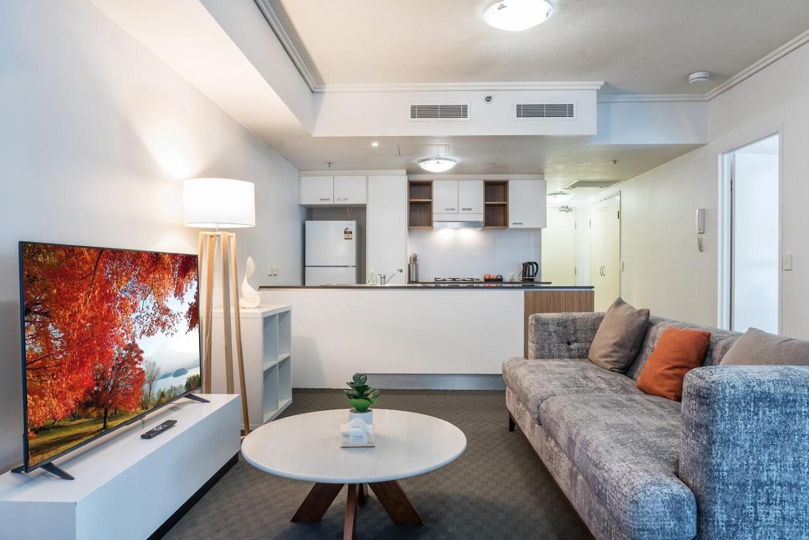 Modern 2br In Cbd | Pool | Gym | Parking * Brisbane