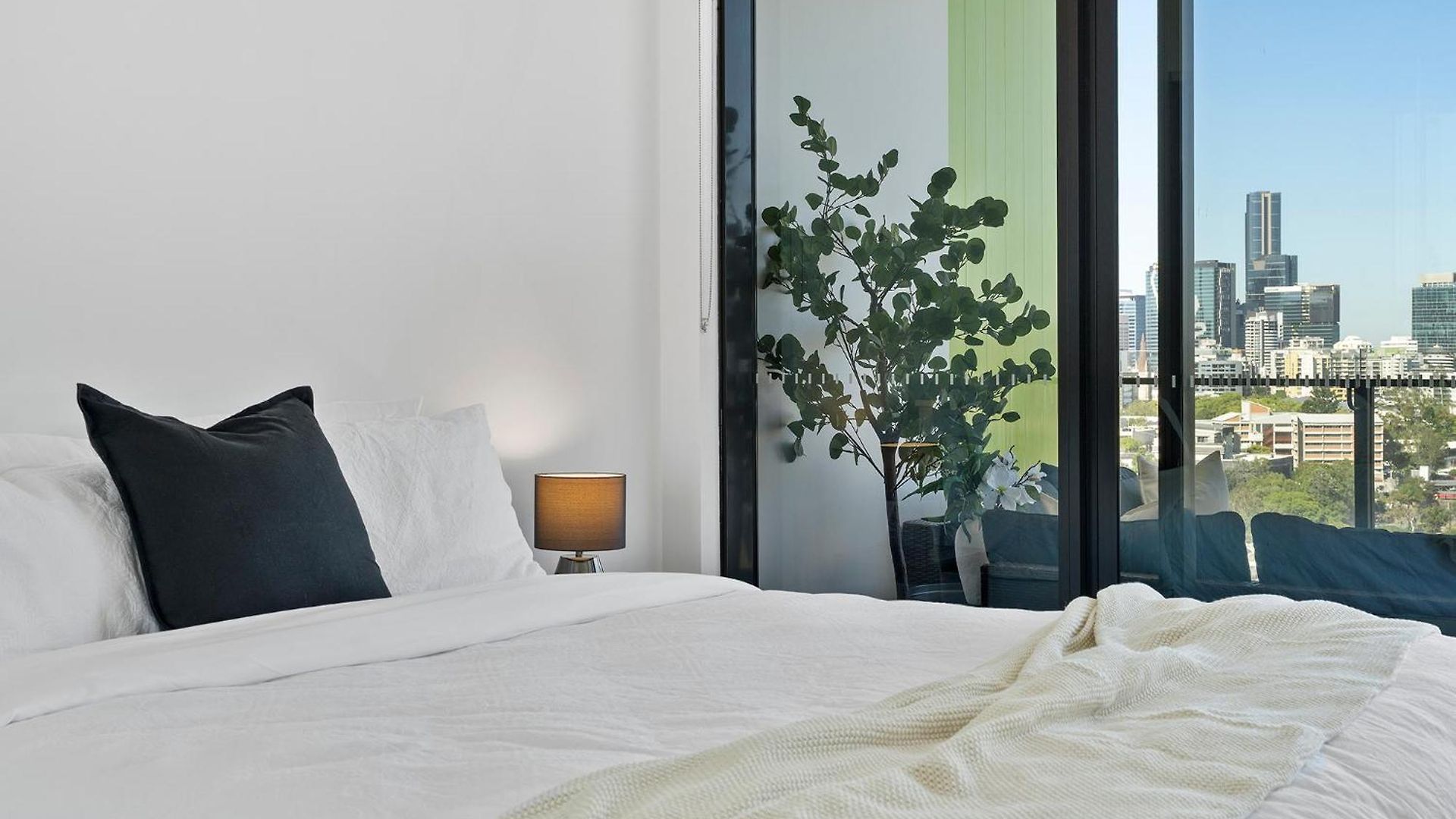 Penthouse Sleeps 8 - Cbd Views - Pools- Games - Baby *