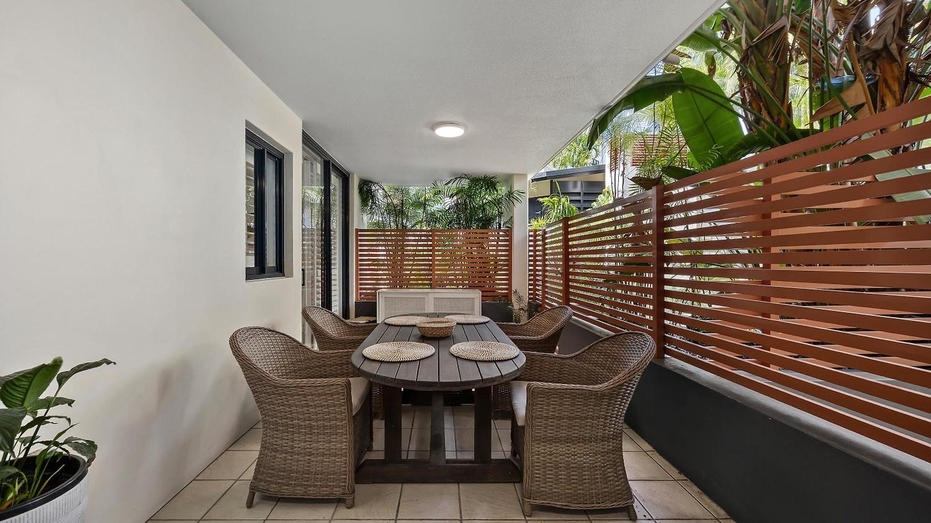 Resort-style 3br River And Hosp Parking And Pool Apartment Brisbane