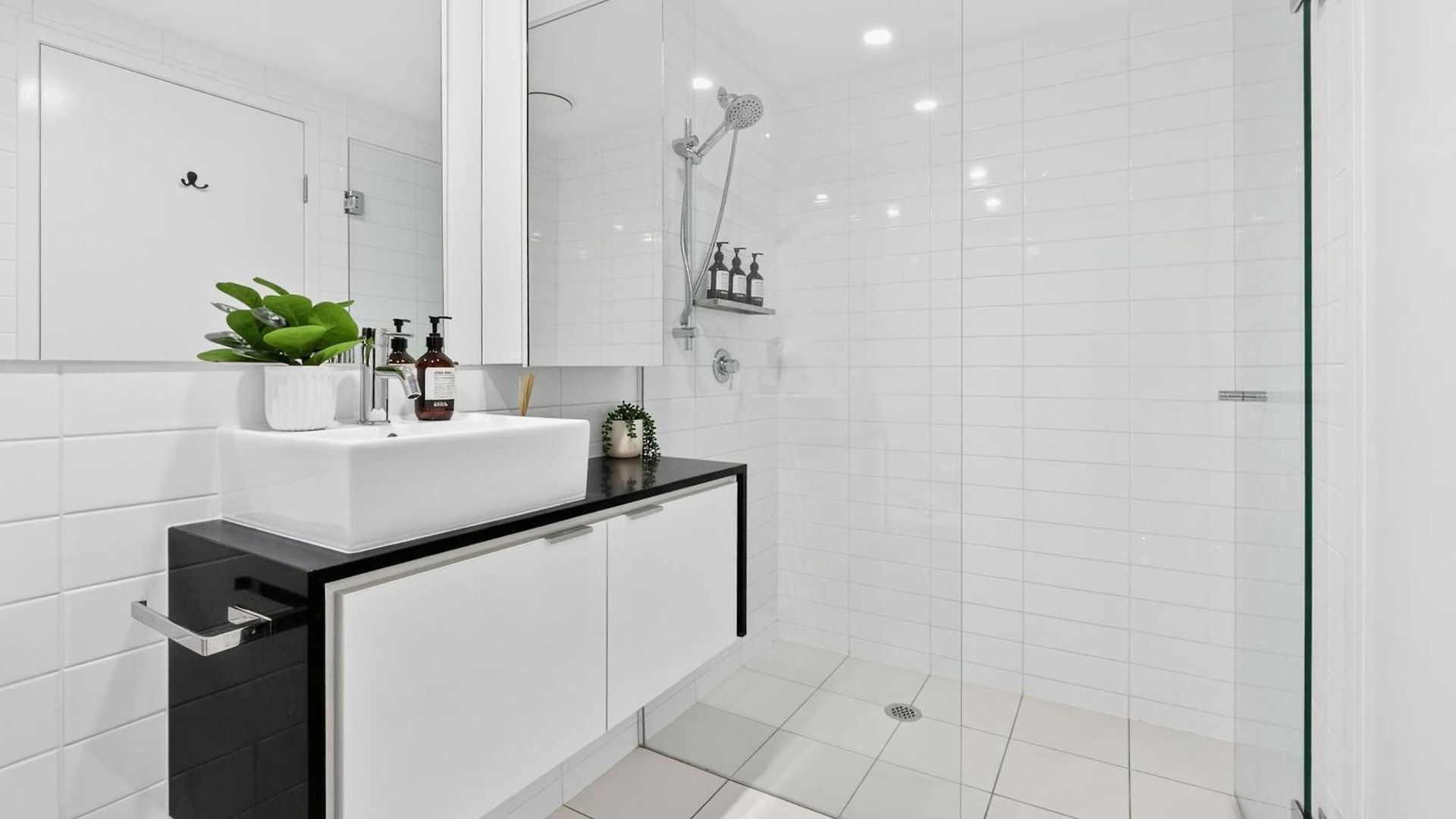 Luxury 2bed2bath With Pool, Parking, Gym And Views *