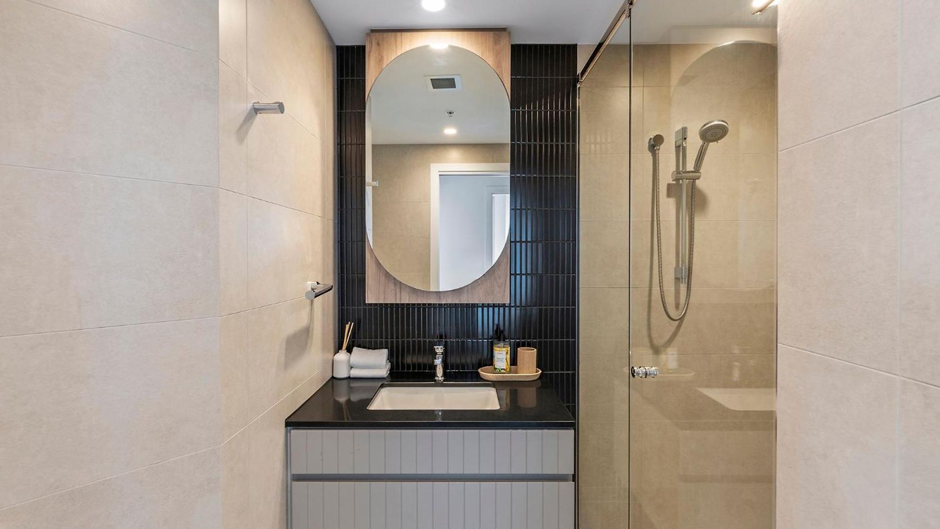 One Sky - Sleep 6 - Pools Cinema Sauna Gym Free Parking Apartment *