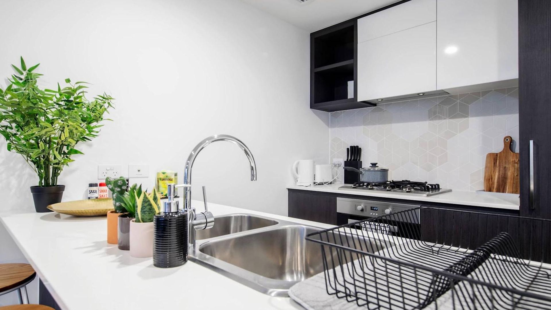 Stylish 2br With Water Views In South *