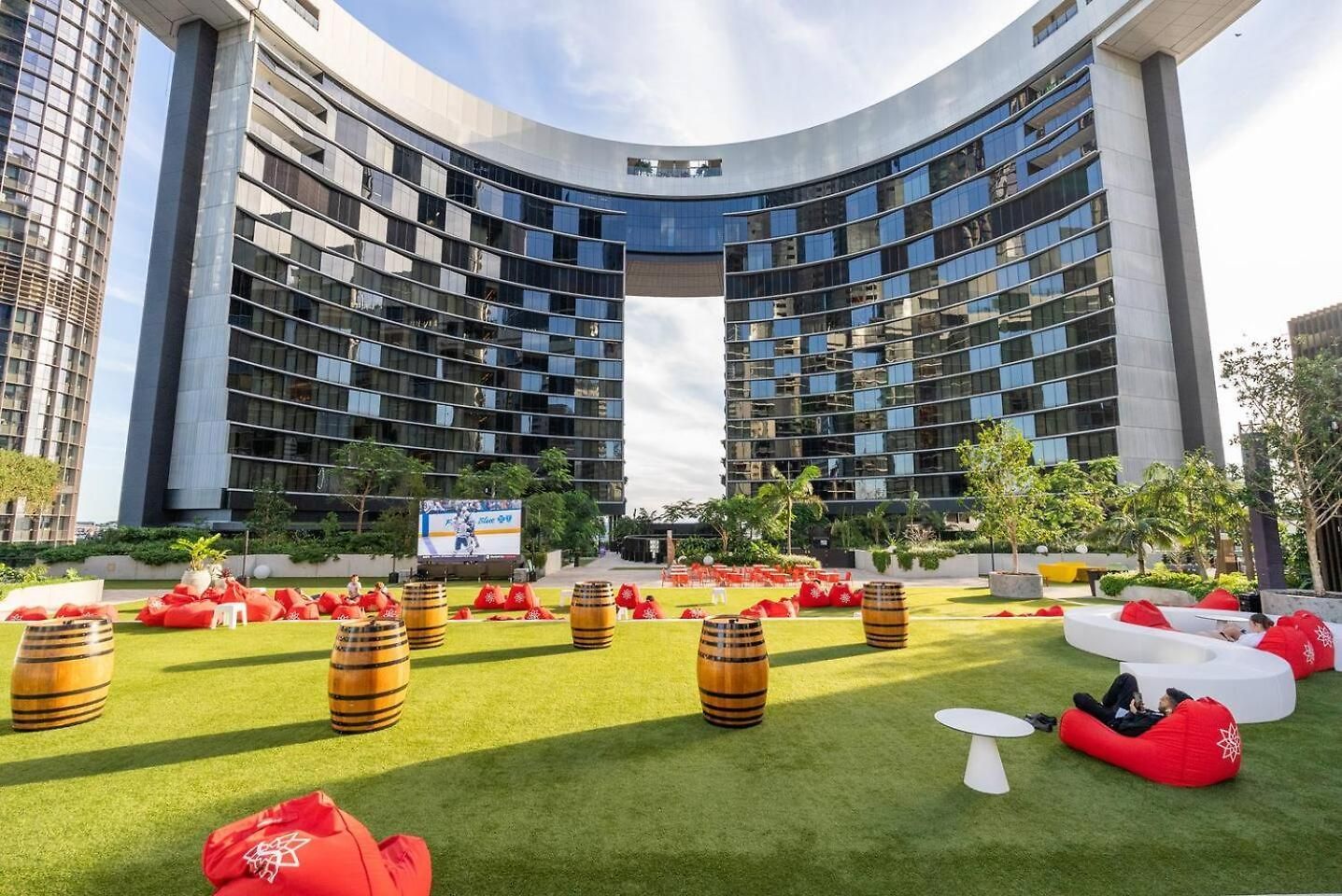Bright & Calm Haven Lv 17 - W/ Sky & Balcony Views - Apartment Brisbane
