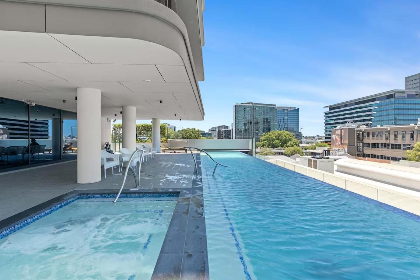 Apartment Luxury High-floor 1br Retreat With Balcony *