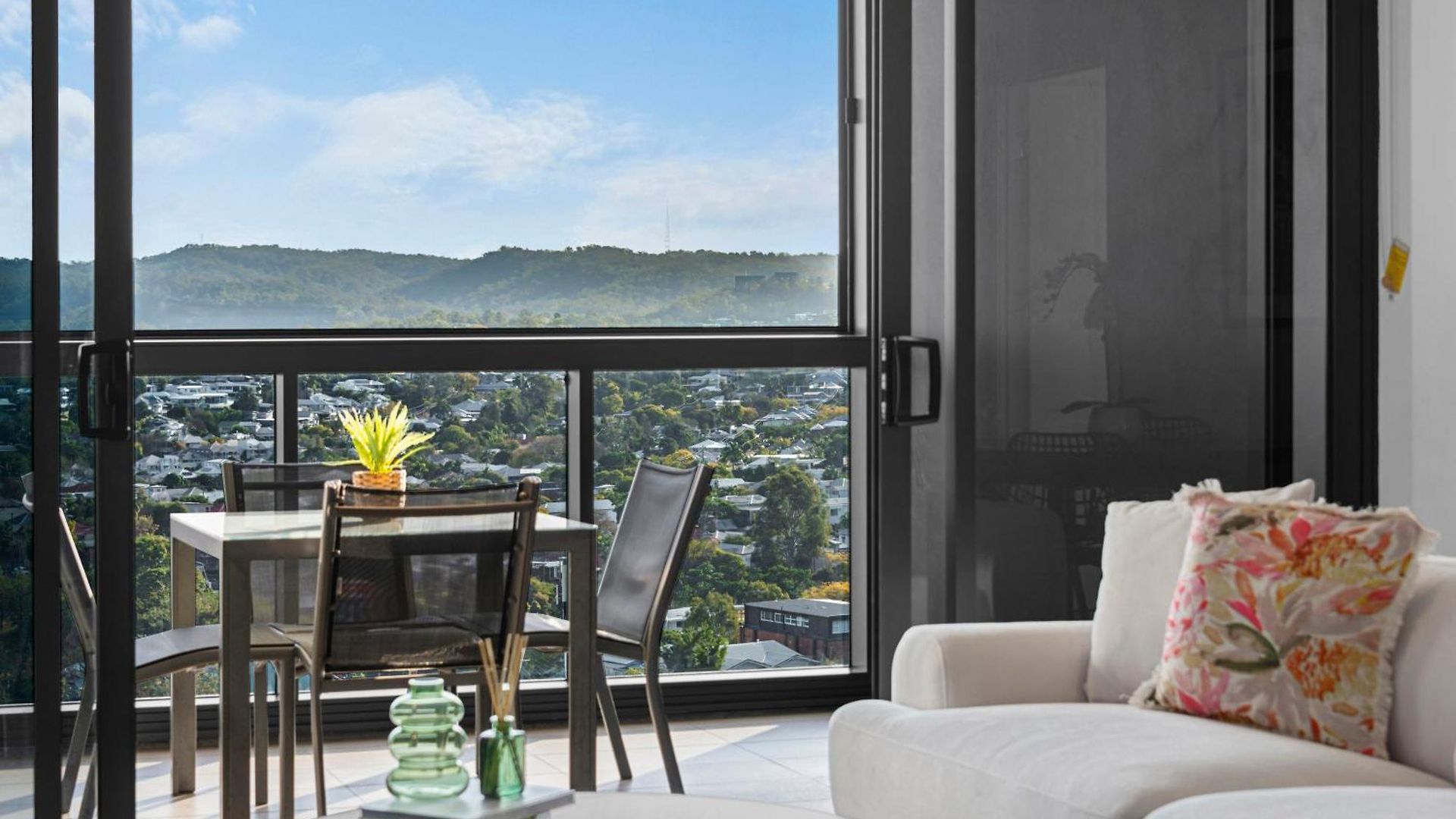 Spacious 3br Near Stadium W Views, Pool And Car Park *