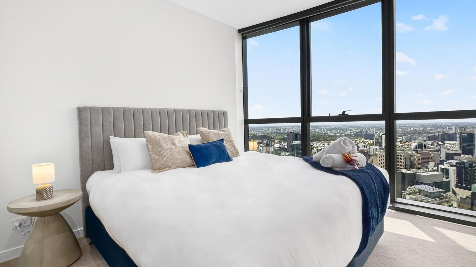 Apartment 3 Bedroom Luxury In The Sky *