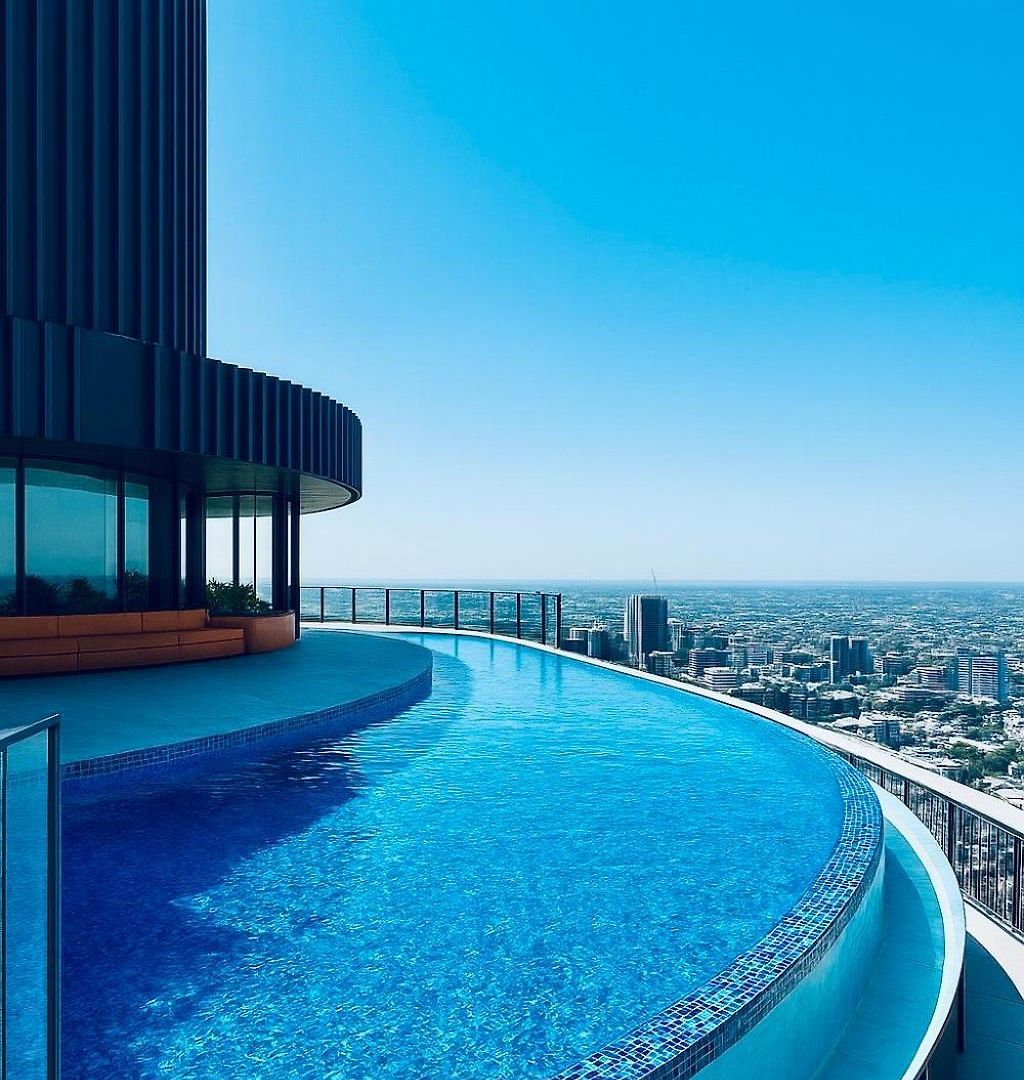 Luxury Riverside Retreat, Infinity Pool, Free Parking Apartment *