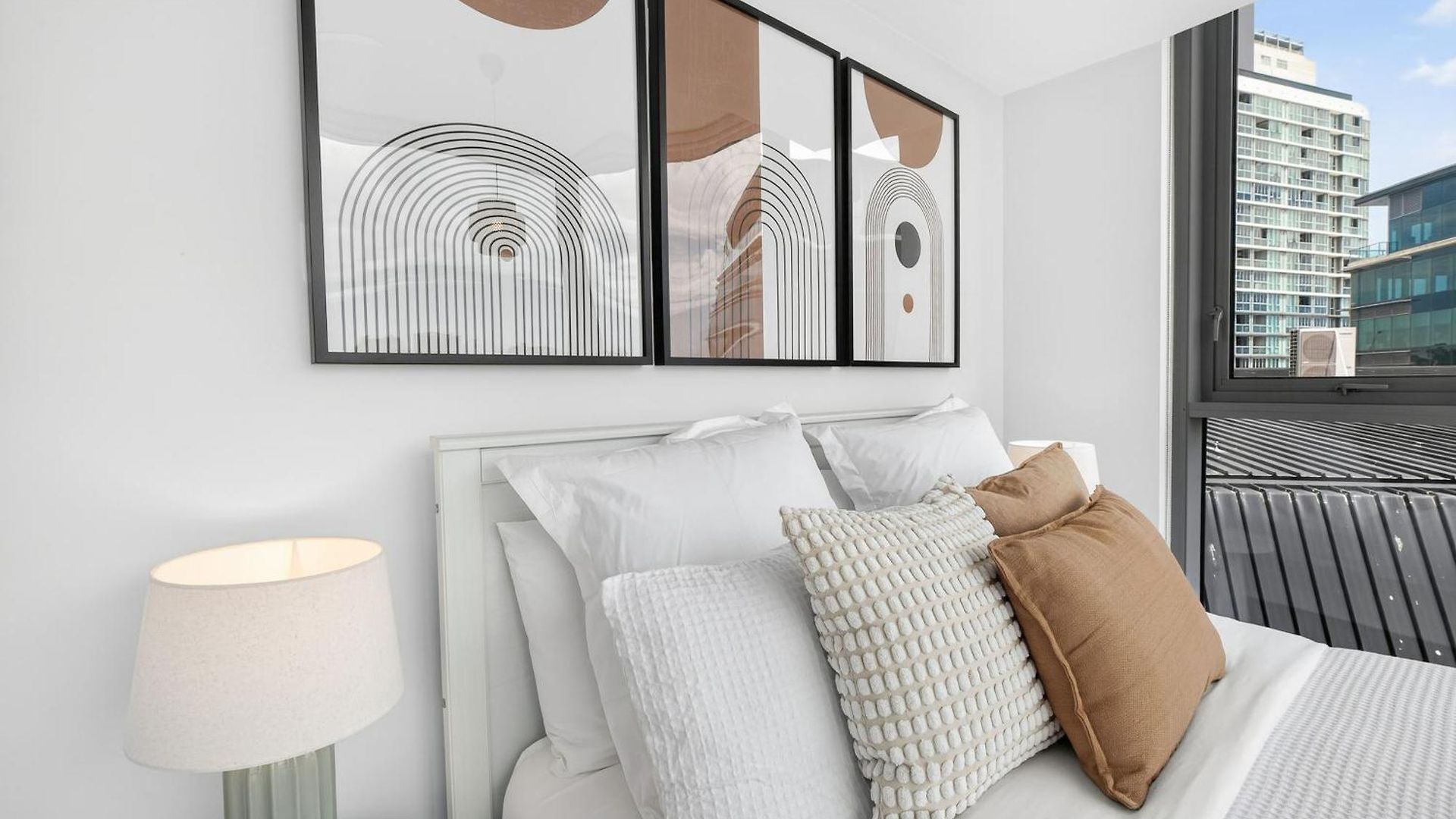 Portside Luxe Retreat 2br Free Parking & Pool Apartment *