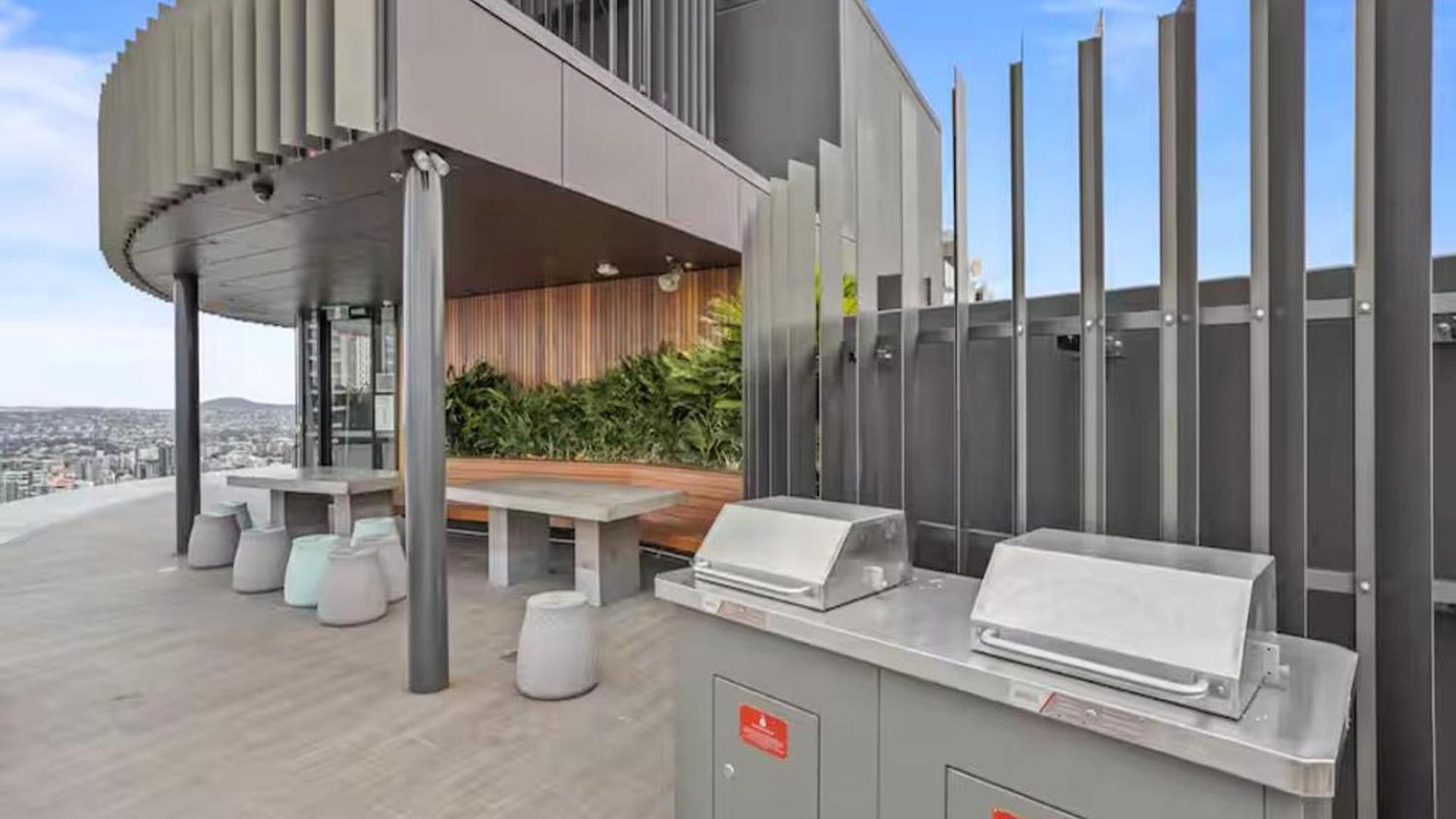 Luxury Sky-high Cbd With Pool, Gym, Parking Apartment Brisbane