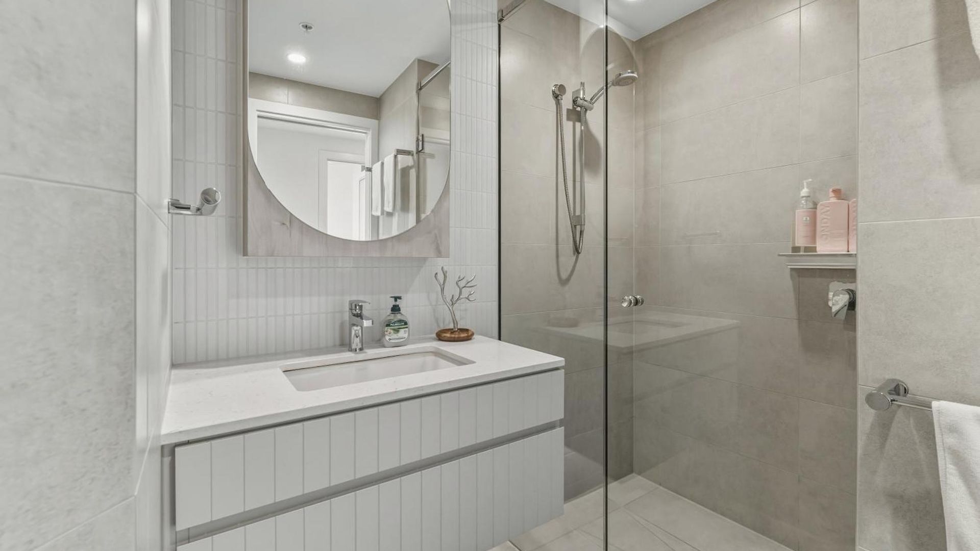 Apartment 2b2b High Floor With Riverview & Parking Brisbane