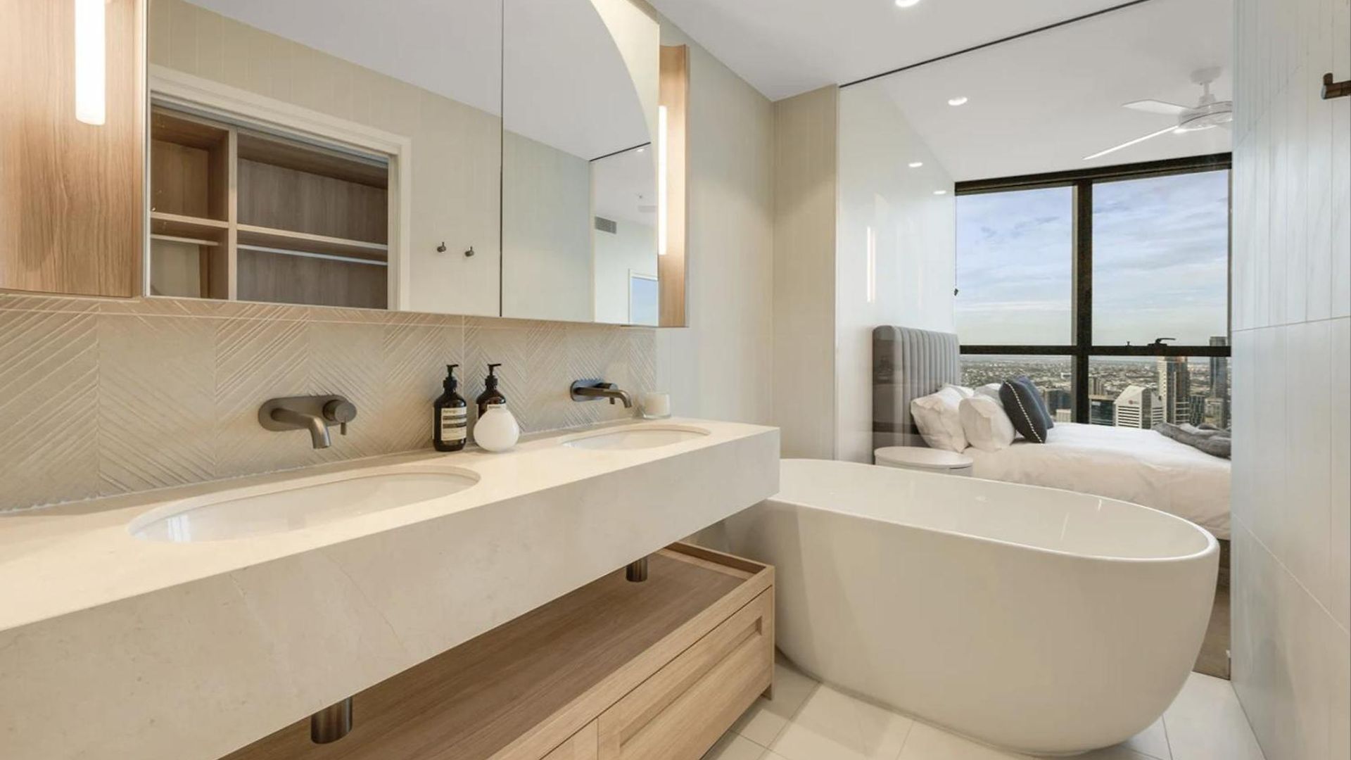 Apartment Cloud Nine | Designer Views On Level 61