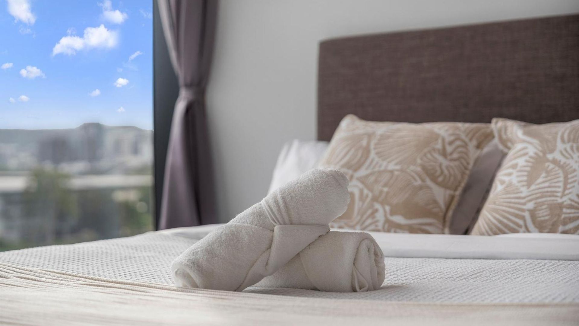 One Sky - Sleep 6 - Pools Cinema Sauna Gym Free Parking Apartment *