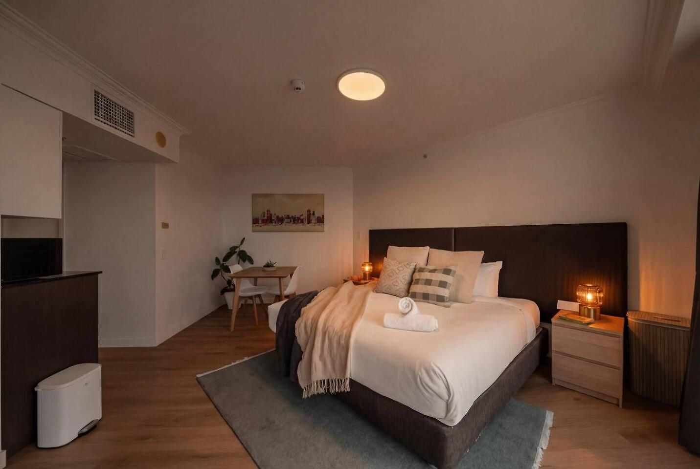 Apartment Modern Cbd W/ Balcony Views | Pool & Gym