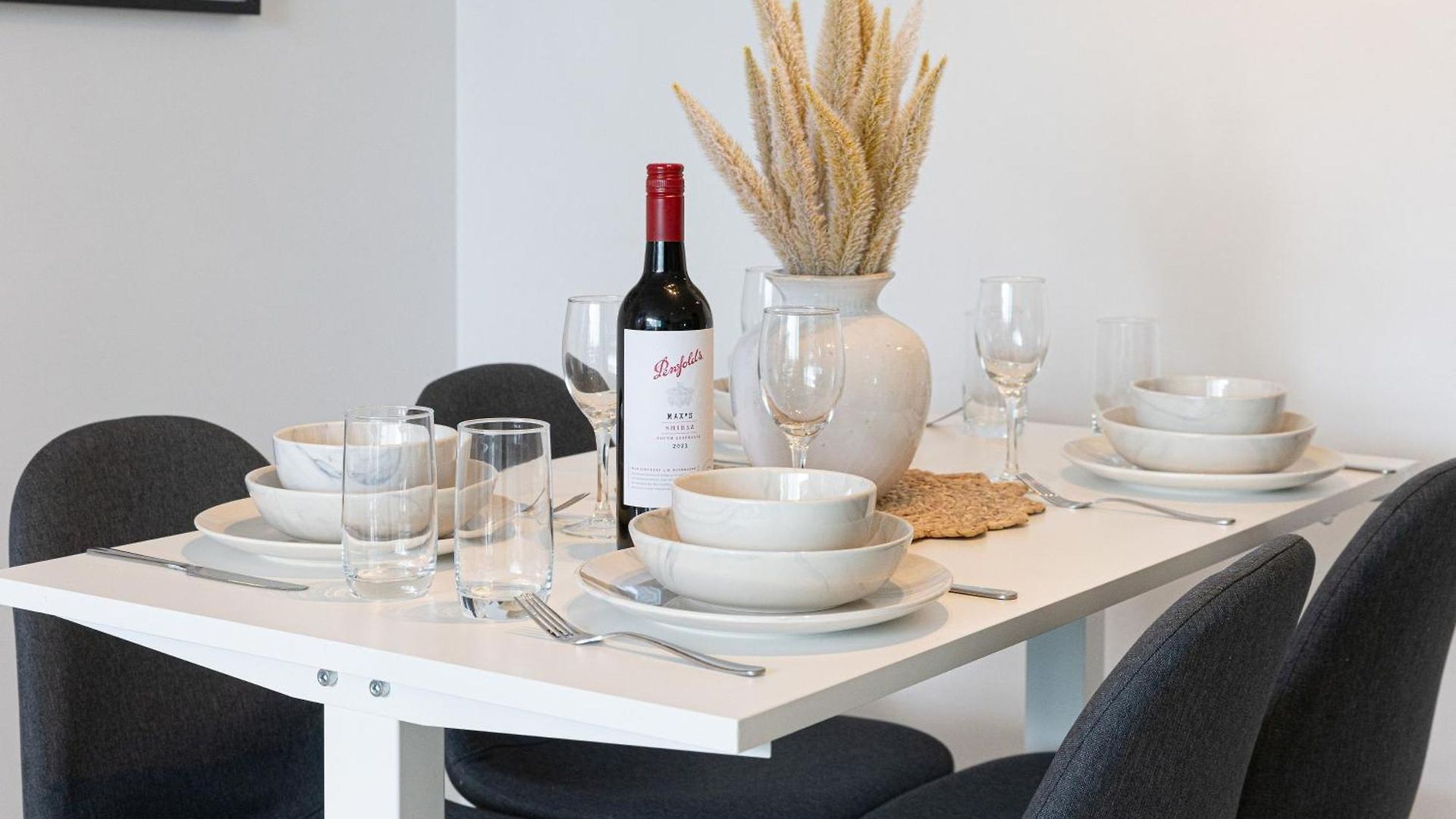 Portside Luxe Retreat 2br Free Parking & Pool Apartment