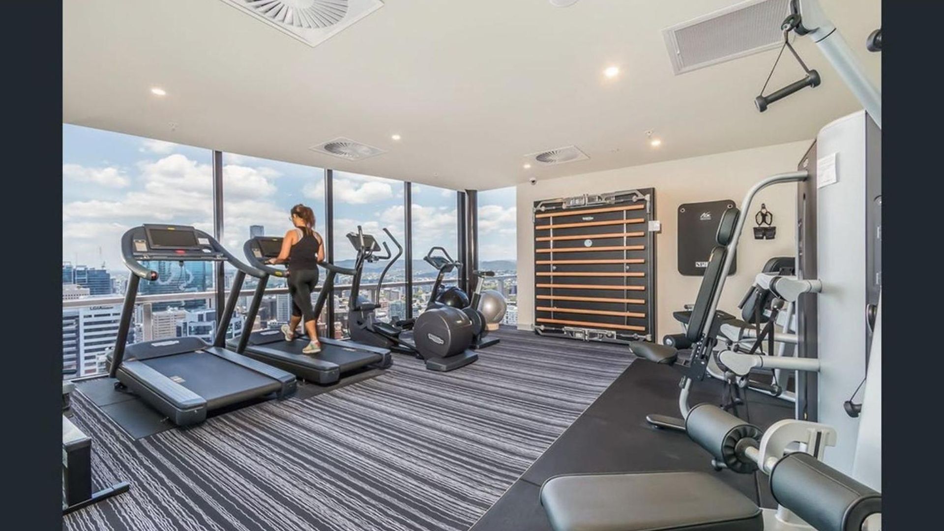 Luxury Sky-high Cbd With Pool, Gym, Parking *