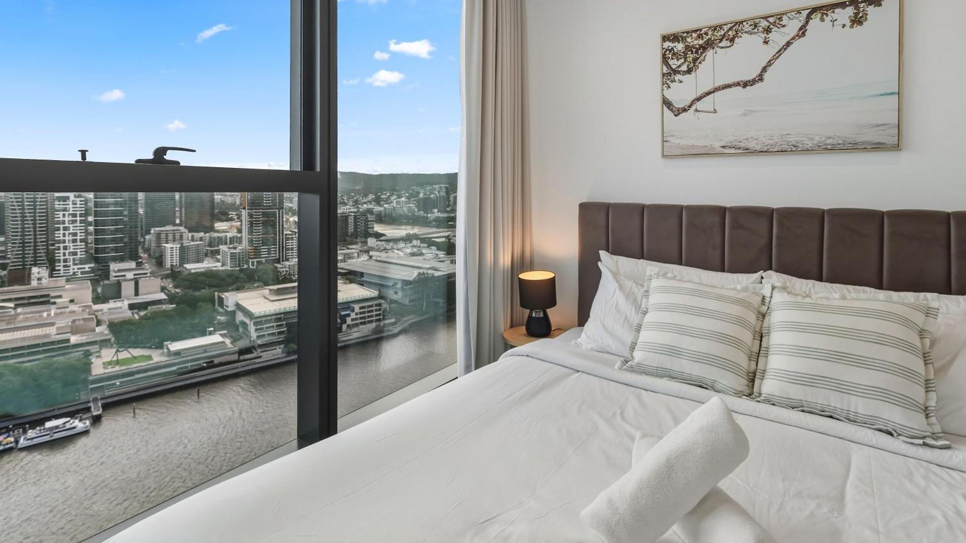 Apartment 2b2b High Floor With Riverview & Parking *