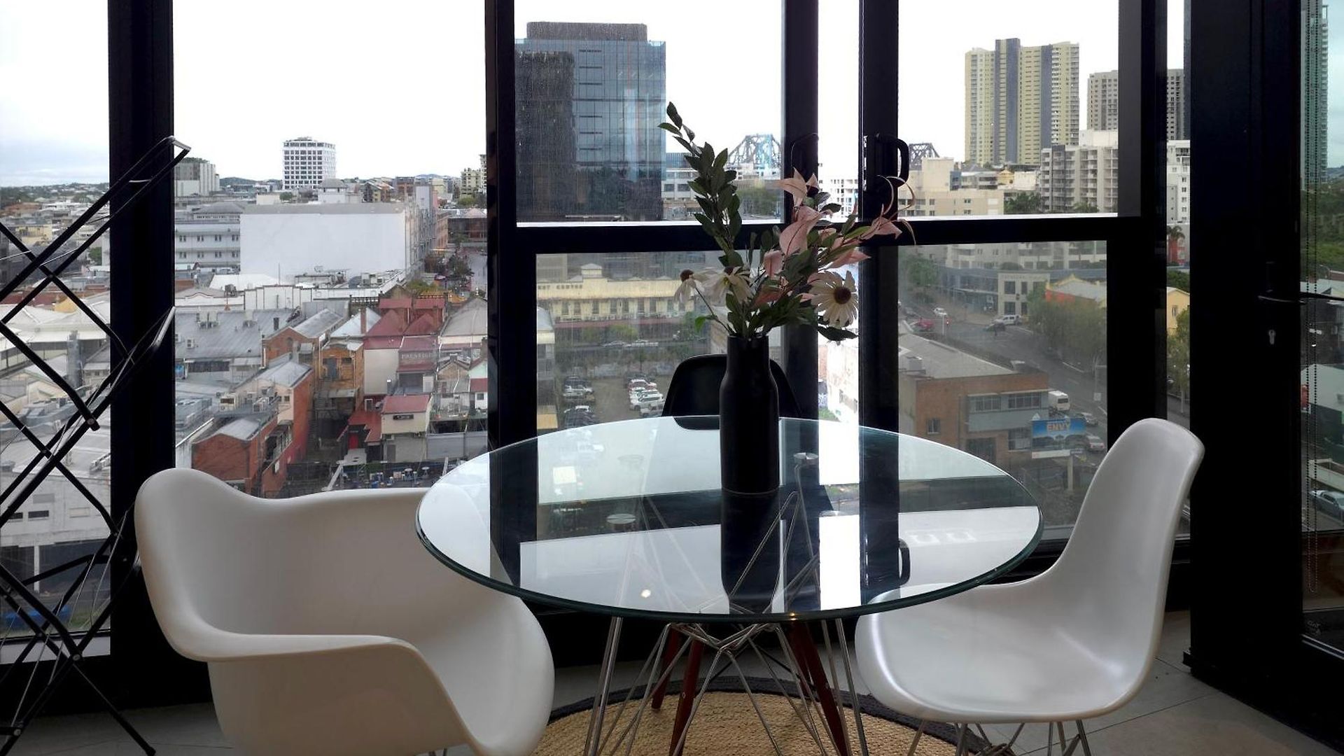 Alfred Street Retreat - 2Br With Parking A Pool & Gym Apartment *